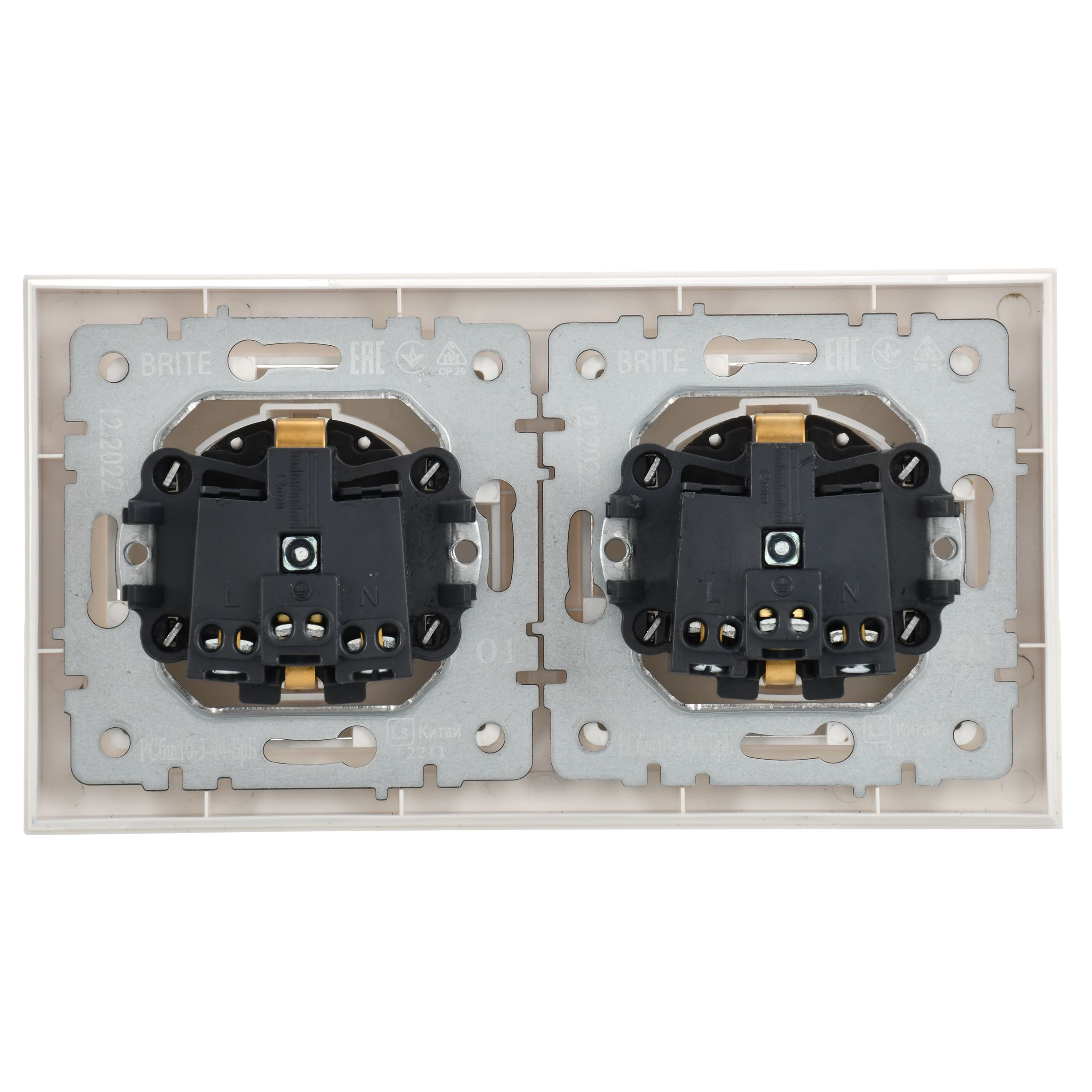 BRITE Комплект 1-местная с заземлением с защитными шторками и крышкой 16А IP44 2 штуки в сборе с двойной рамкой РСбш10-3-44-БрБ белый — фото