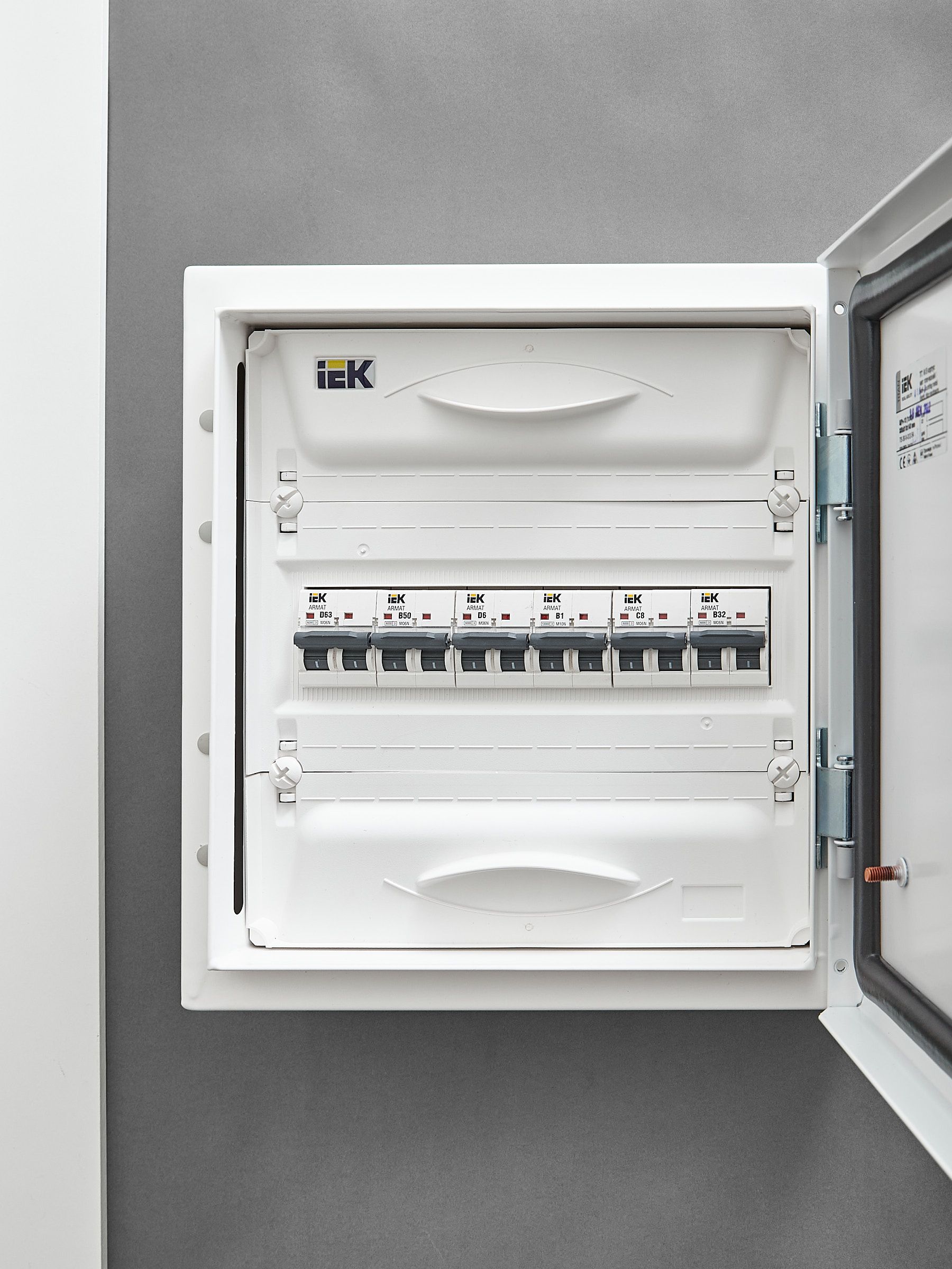 ARMAT Автоматический выключатель M06N 2P D 6А IEK — фото