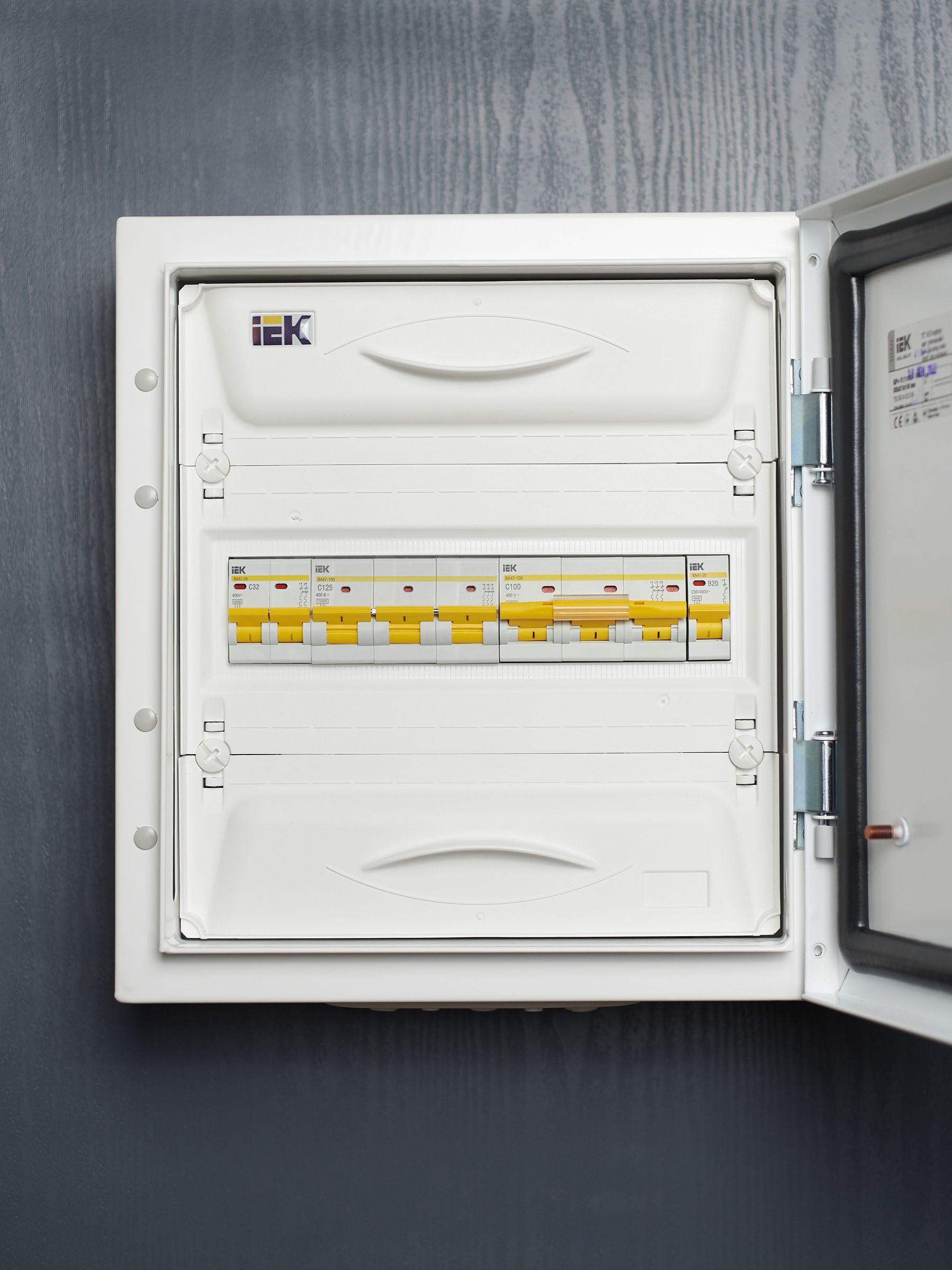 KARAT Автоматический выключатель ВА47-100 3P C 100А 10кА IEK — фото
