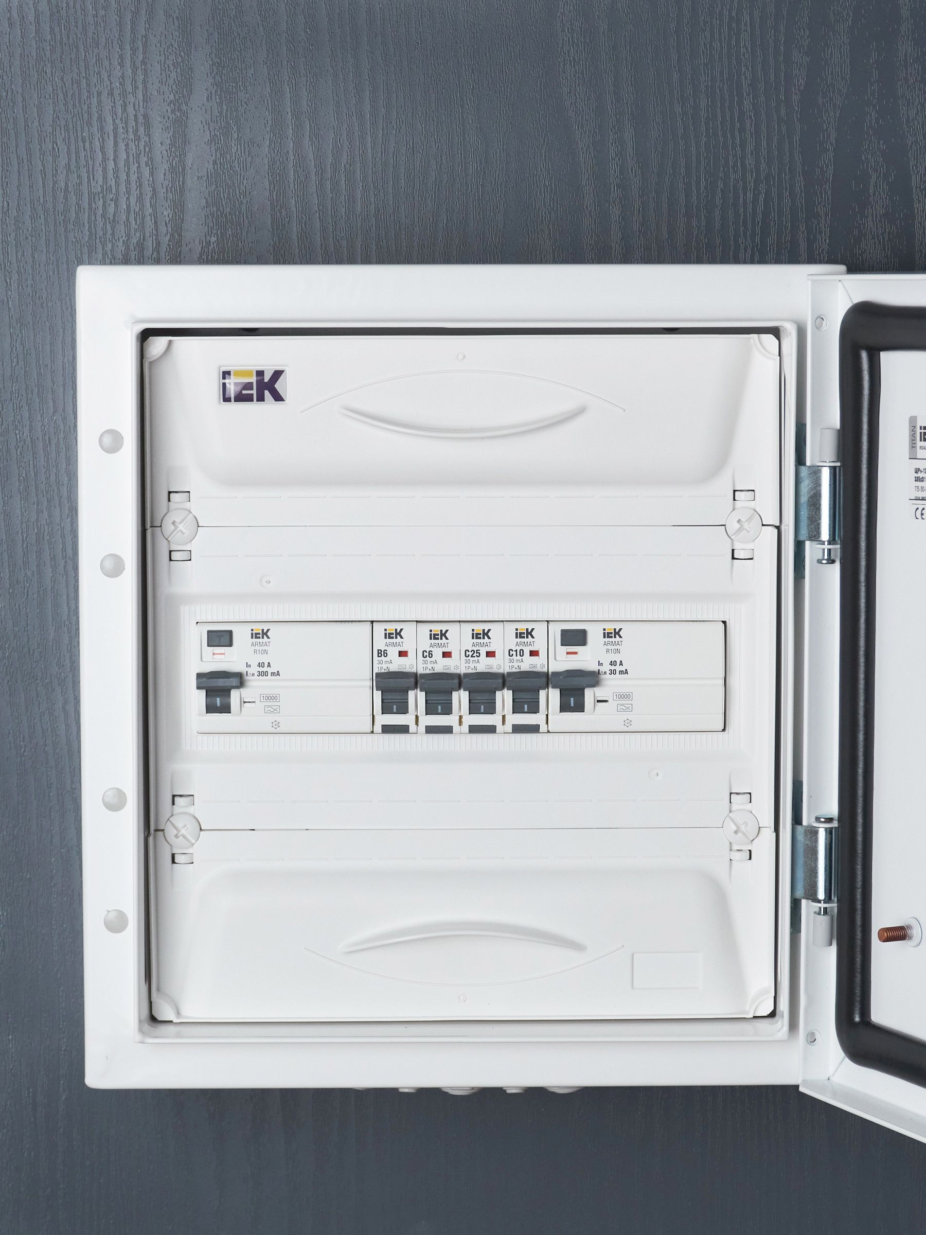 ARMAT Автоматический выключатель дифференциального тока B06S 1P+NP B6 30мА тип AC (18мм) IEK — фото