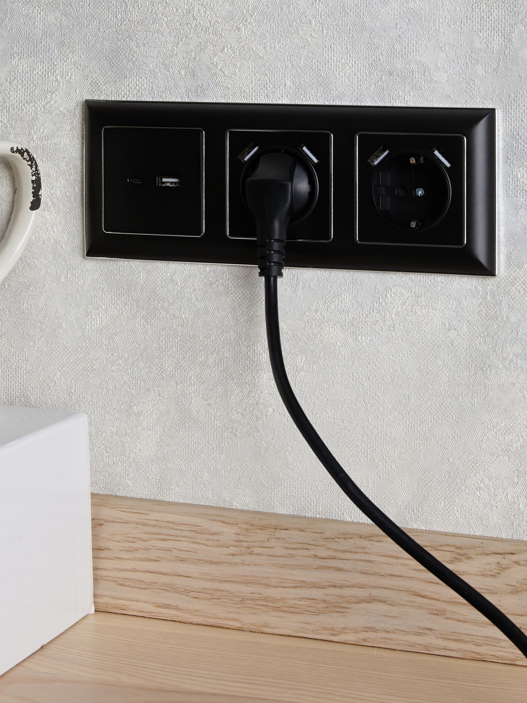 BRITE Розетка 1-местная с заземлением с защитными шторками 16А с USB A+A 5В 2,1А РЮш10-1-БрЧ черный IEK — фото