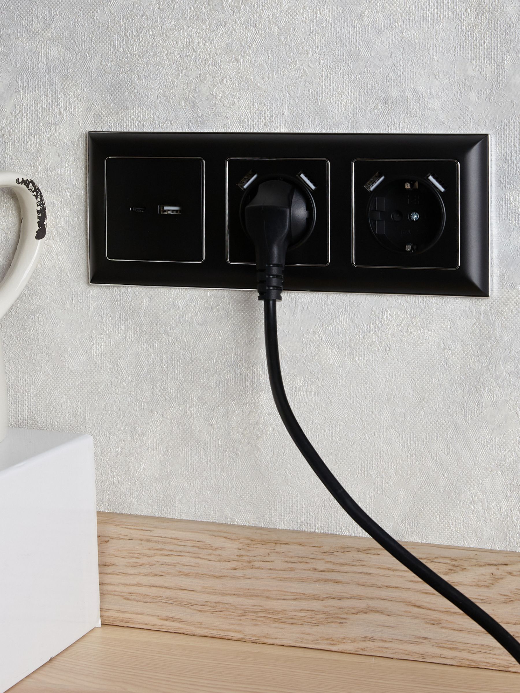 BRITE Розетка 1-местная с заземлением с защитными шторками 16А с USB A+A 5В 3,1А РЮш10-2-БрЧ черный IEK — фото