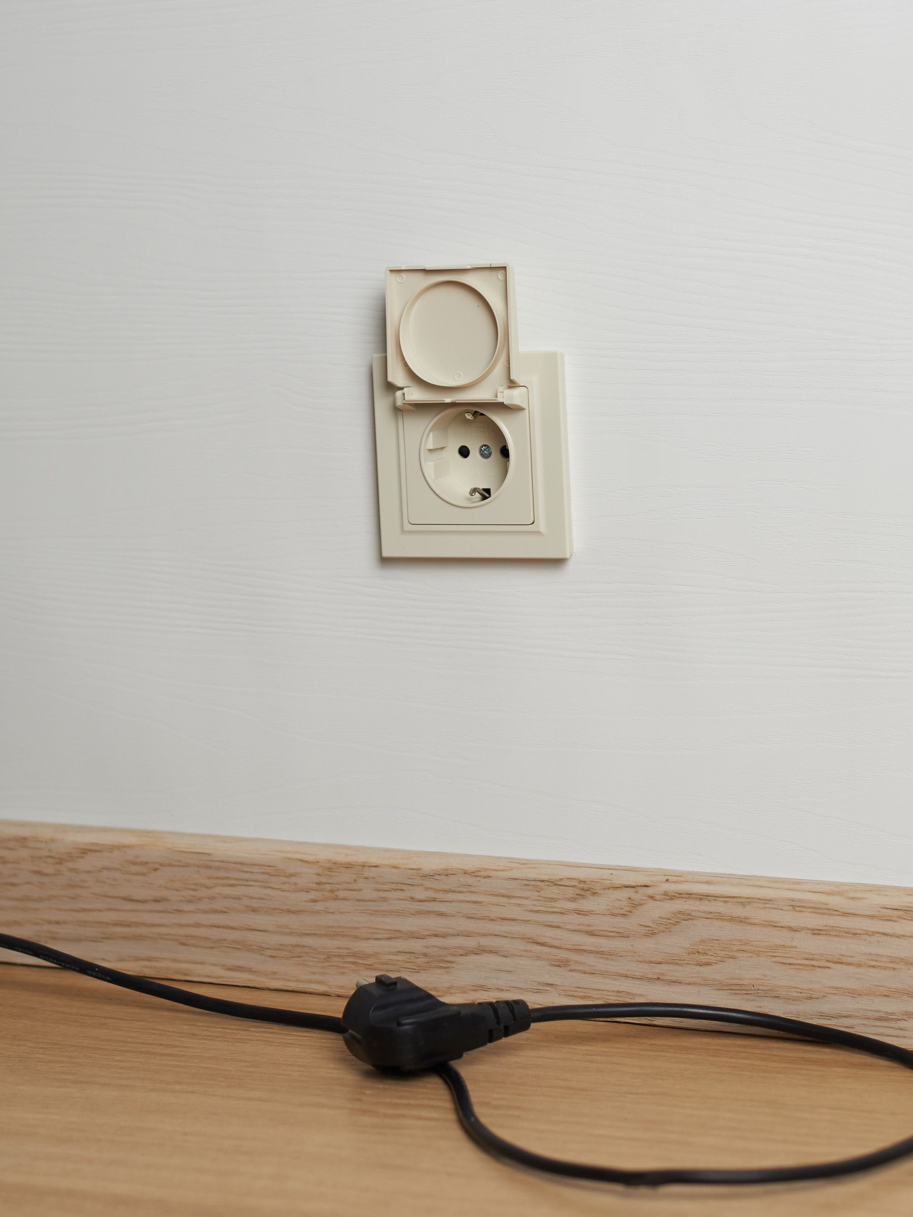 BRITE Розетка 1-местная с заземлением с защитными шторками и крышкой 16А IP44 РСбш10-3-44-БрКр бежевый IEK — фото
