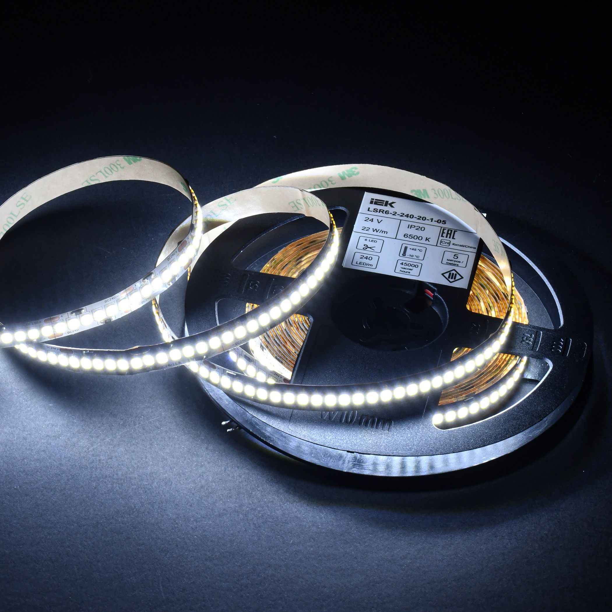 Лента светодиодная 5м SMD2835 240LED/м 22Вт/м IP20 ширина 10мм 24В холодный белый IEK — фото