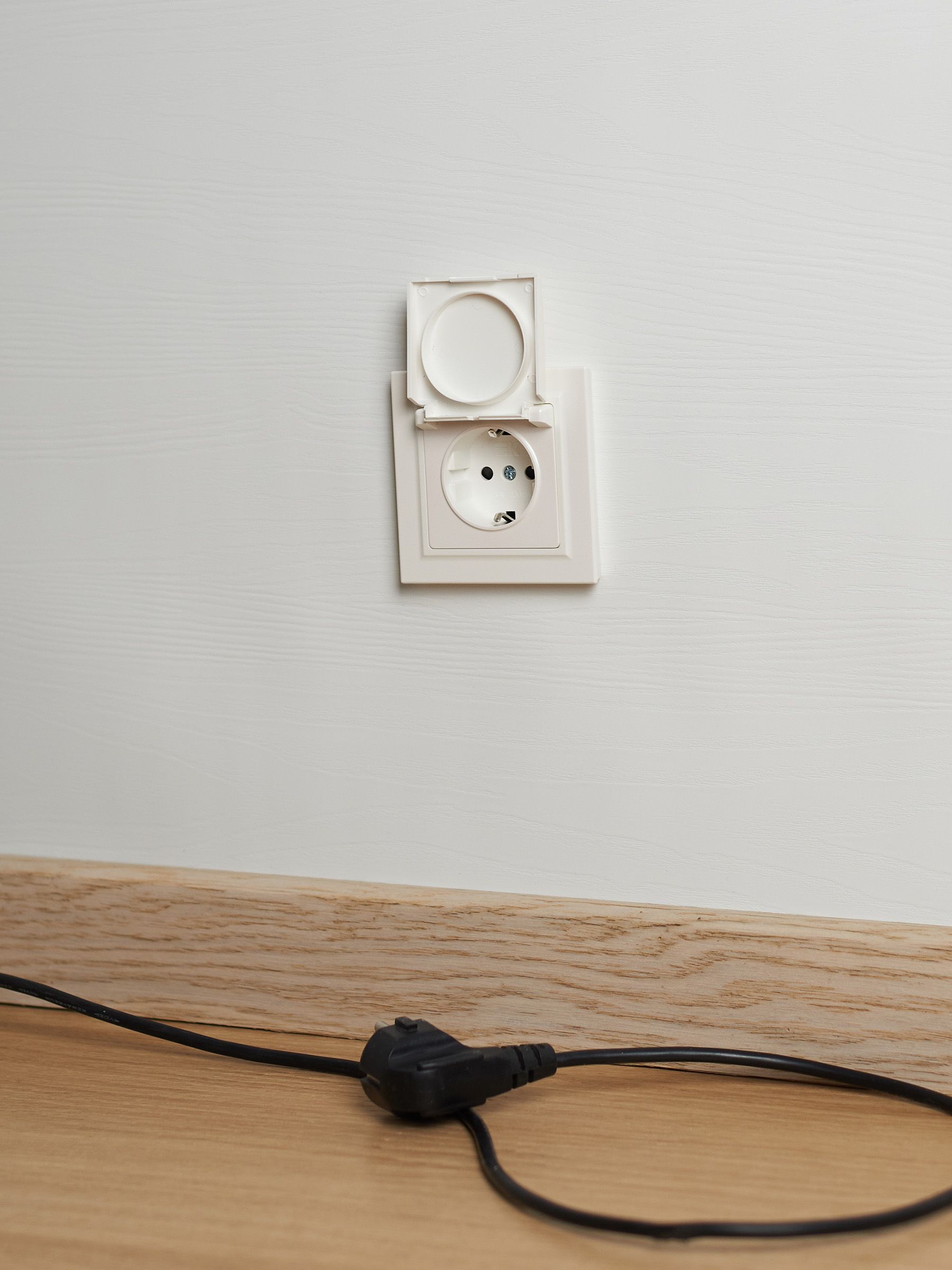 BRITE Розетка 1-местная с заземлением с защитными шторками и крышкой 16А IP20 РСбш10-3-БрЖ жемчуг IEK — фото