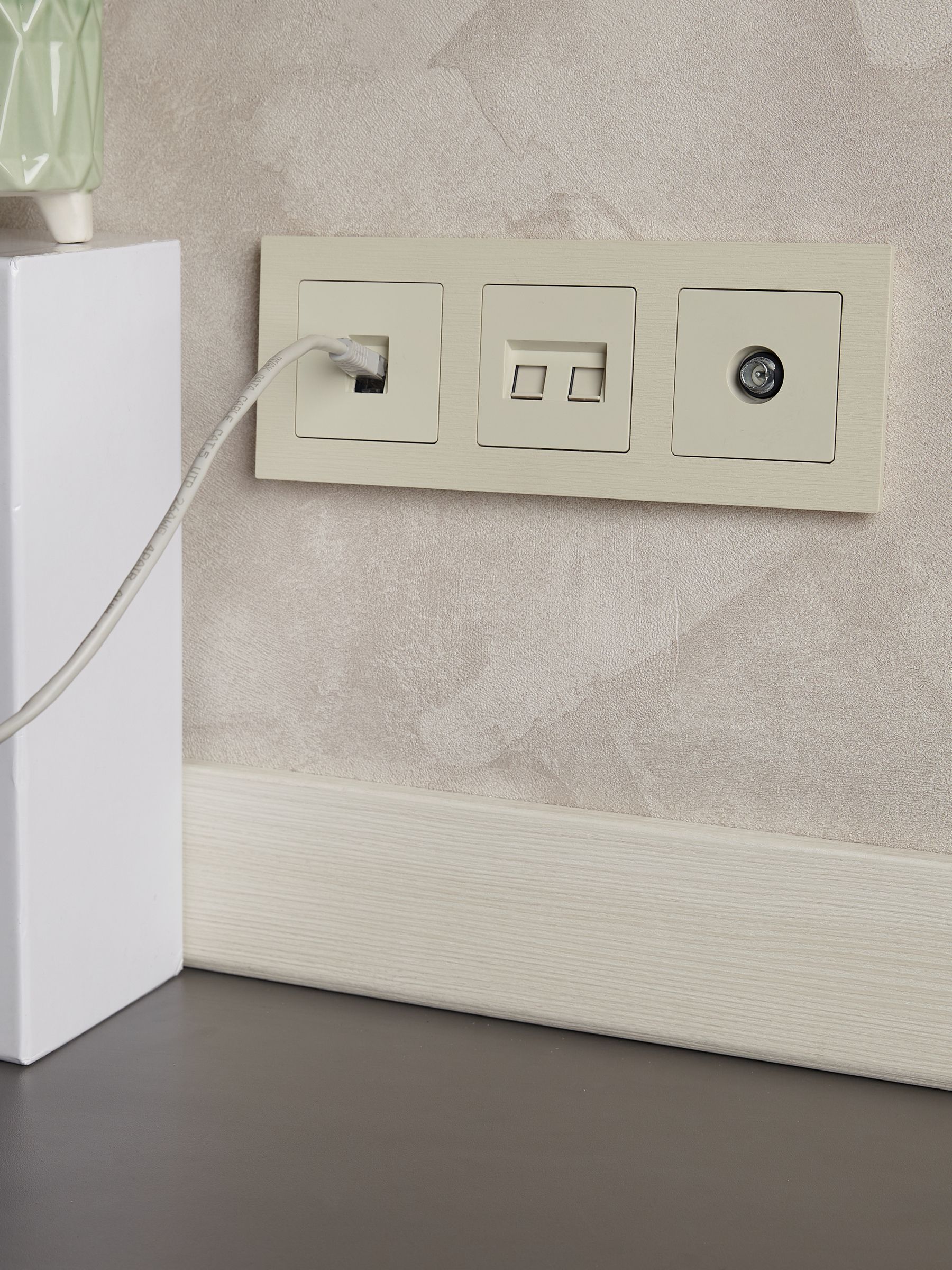 BRITE Розетка компьютерная RJ45 кат.6 РК11-БрКр бежевый IEK — фото