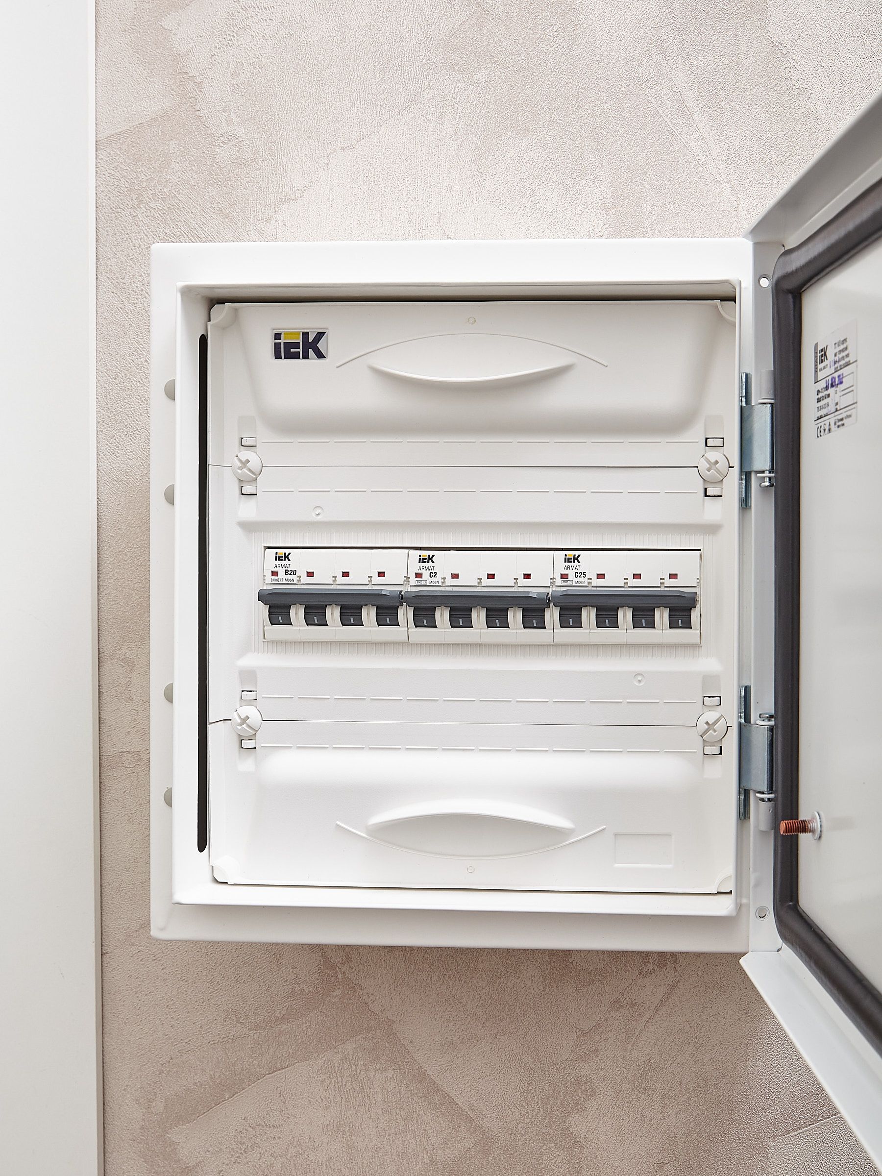 ARMAT Автоматический выключатель M06N 4P C 2А IEK — фото