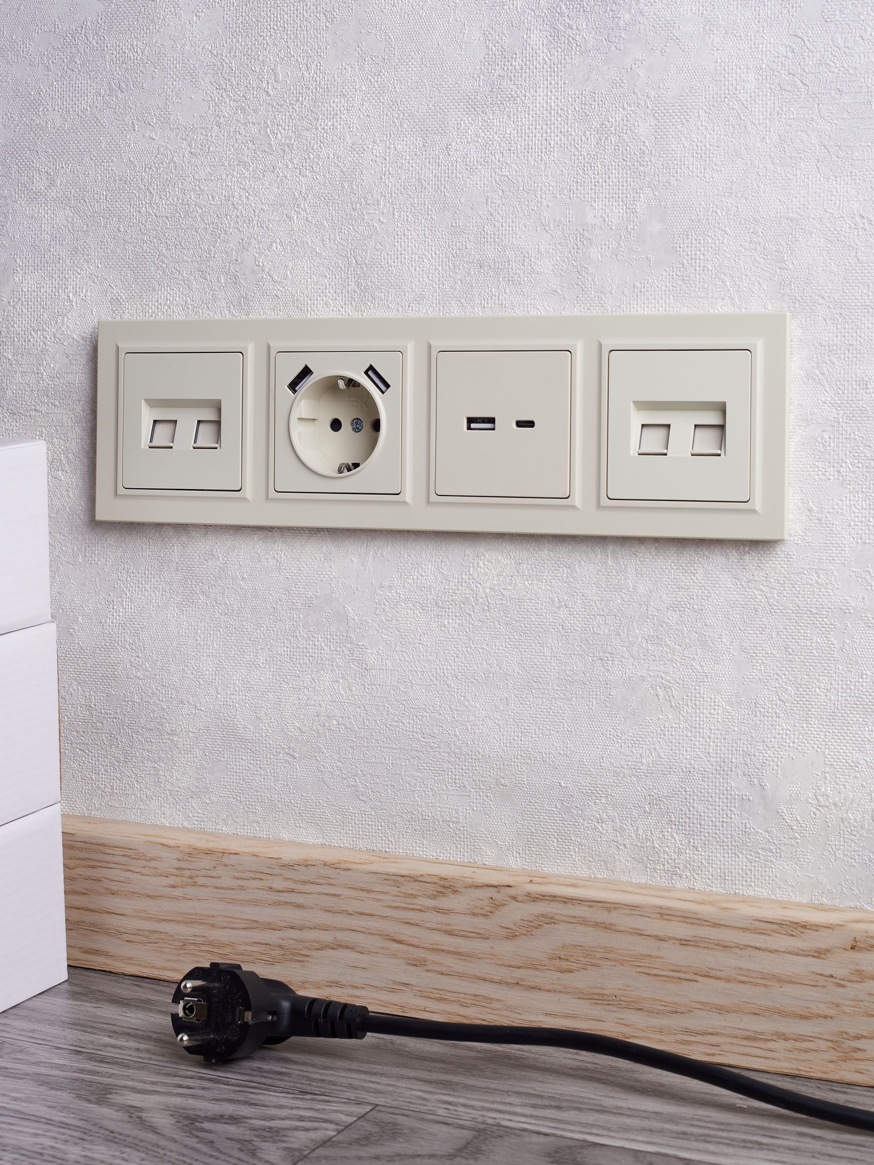 BRITE Розетка 1-местная с заземлением с защитными шторками 16А с USB A+A 5В 2,1А РЮш10-1-БрКр бежевый IEK — фото