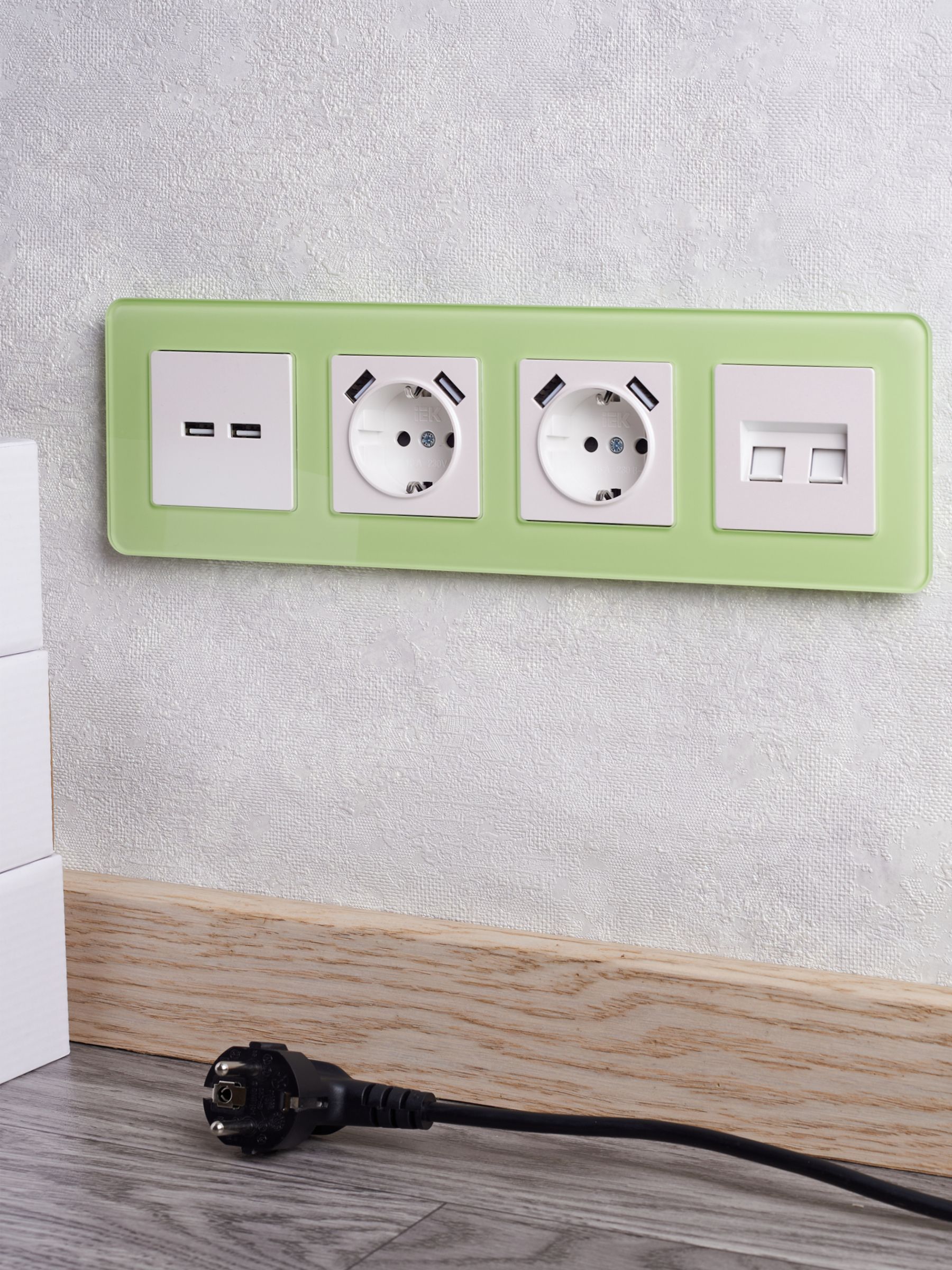 BRITE Розетка 1-местная с заземлением с защитными шторками 16А с USB A+A 5В 3,1А РЮш10-2-БрЖ жемчуг IEK — фото
