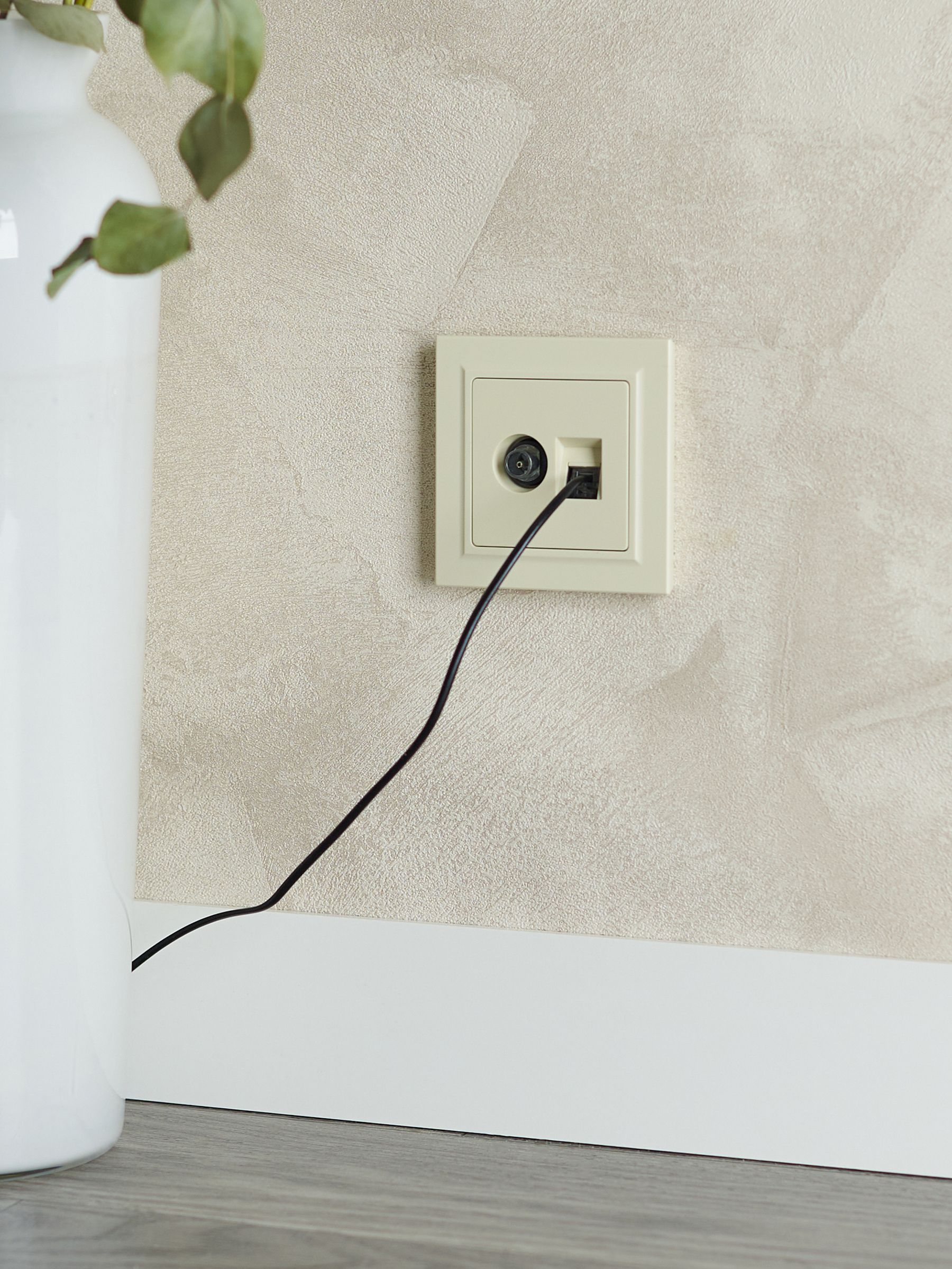 BRITE Розетка двойная TV+RJ45 кат.5E РТВ/РК12-БрКр бежевый IEK — фото