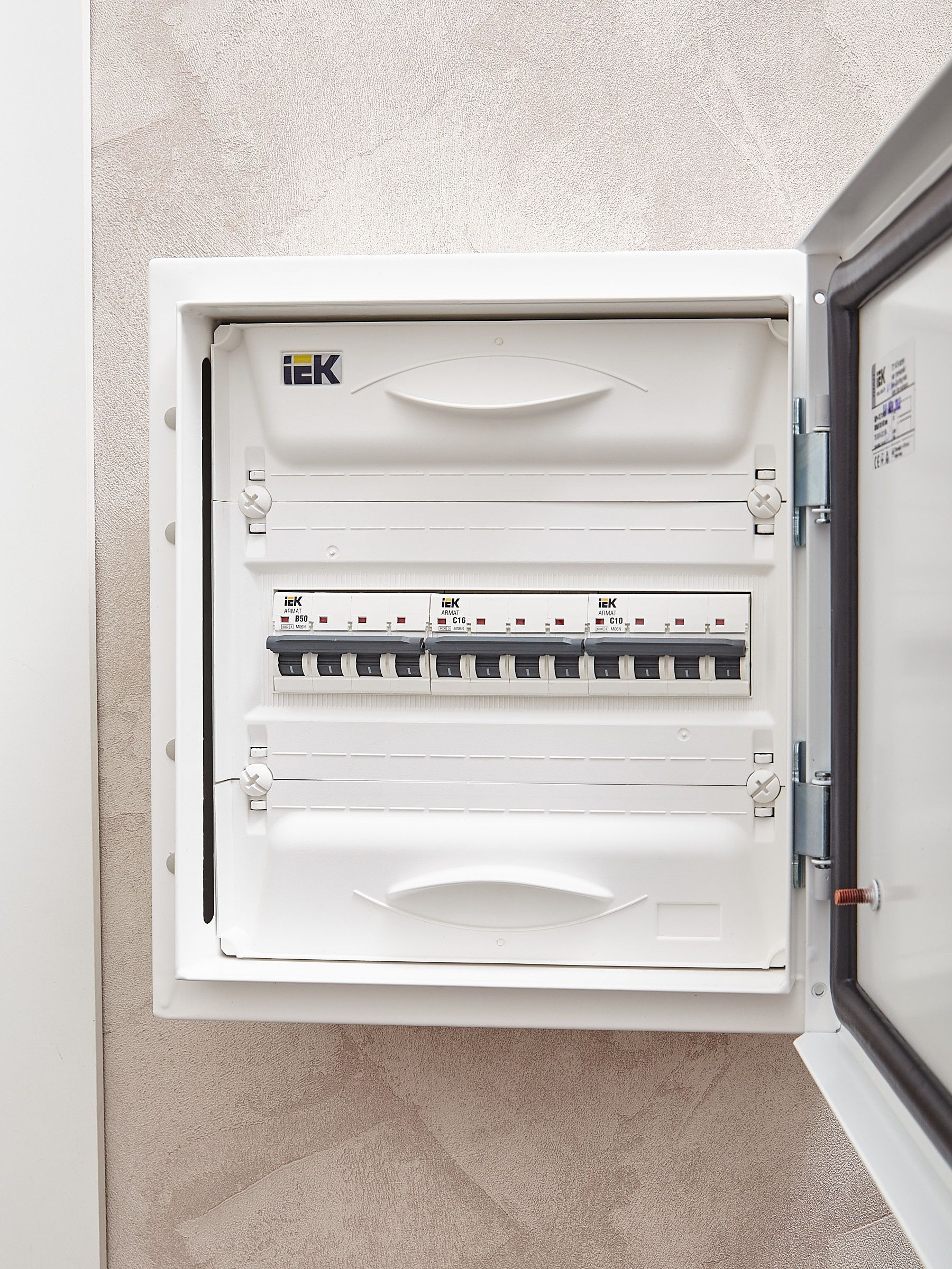 ARMAT Автоматический выключатель M06N 4P C 16А IEK — фото