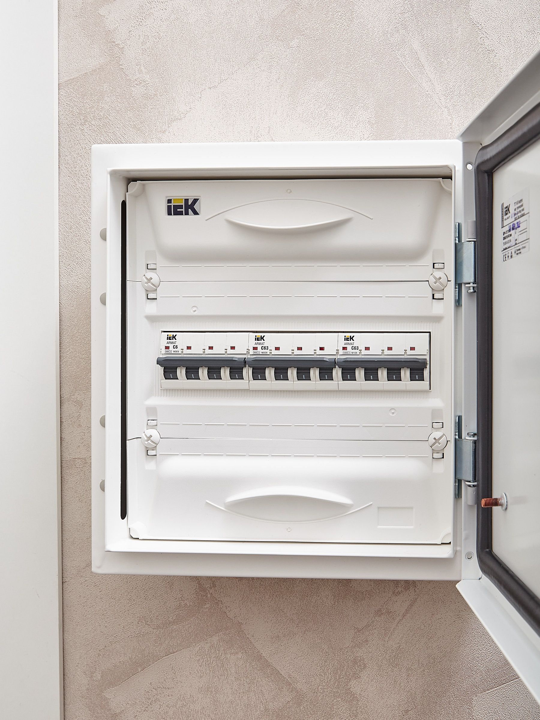 ARMAT Автоматический выключатель M06N 4P C 63А IEK — фото