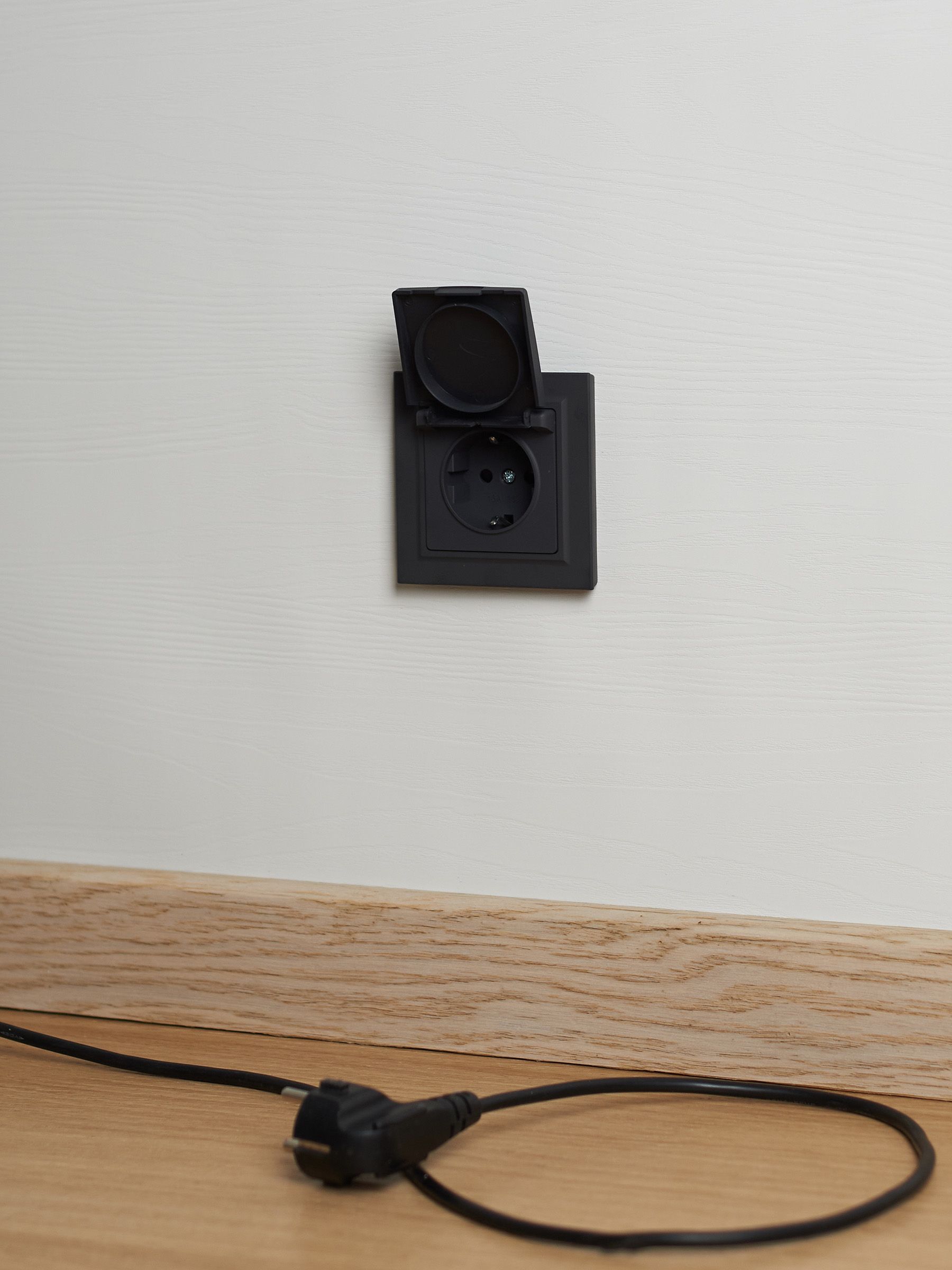 BRITE Розетка 1-местная с заземлением с защитными шторками и крышкой 16А IP44 РСбш10-3-44-БрГ графит IEK — фото
