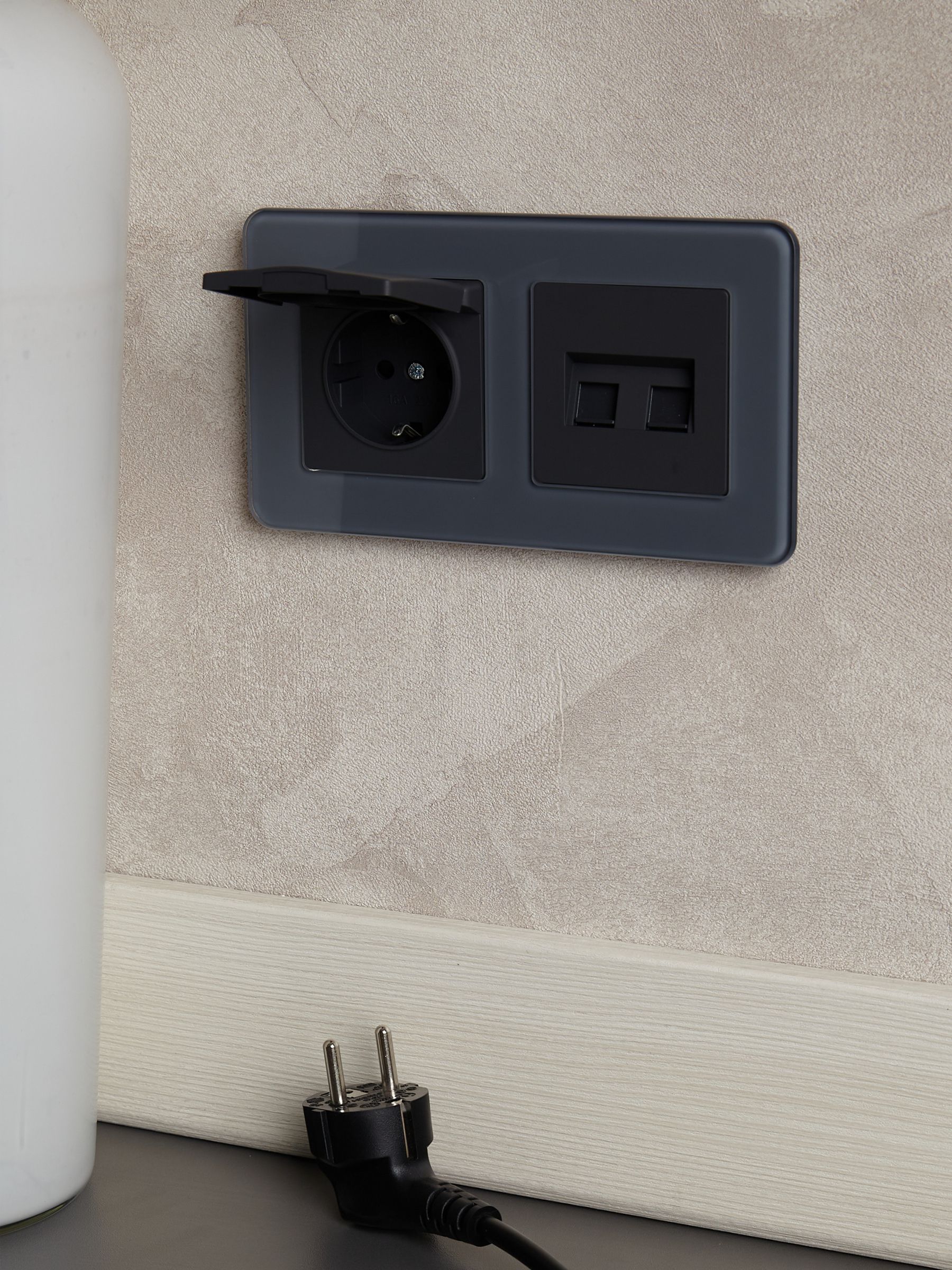 BRITE Розетка 1-местная с заземлением с защитными шторками и крышкой 16А IP20 РСбш10-3-БрГ графит IEK — фото