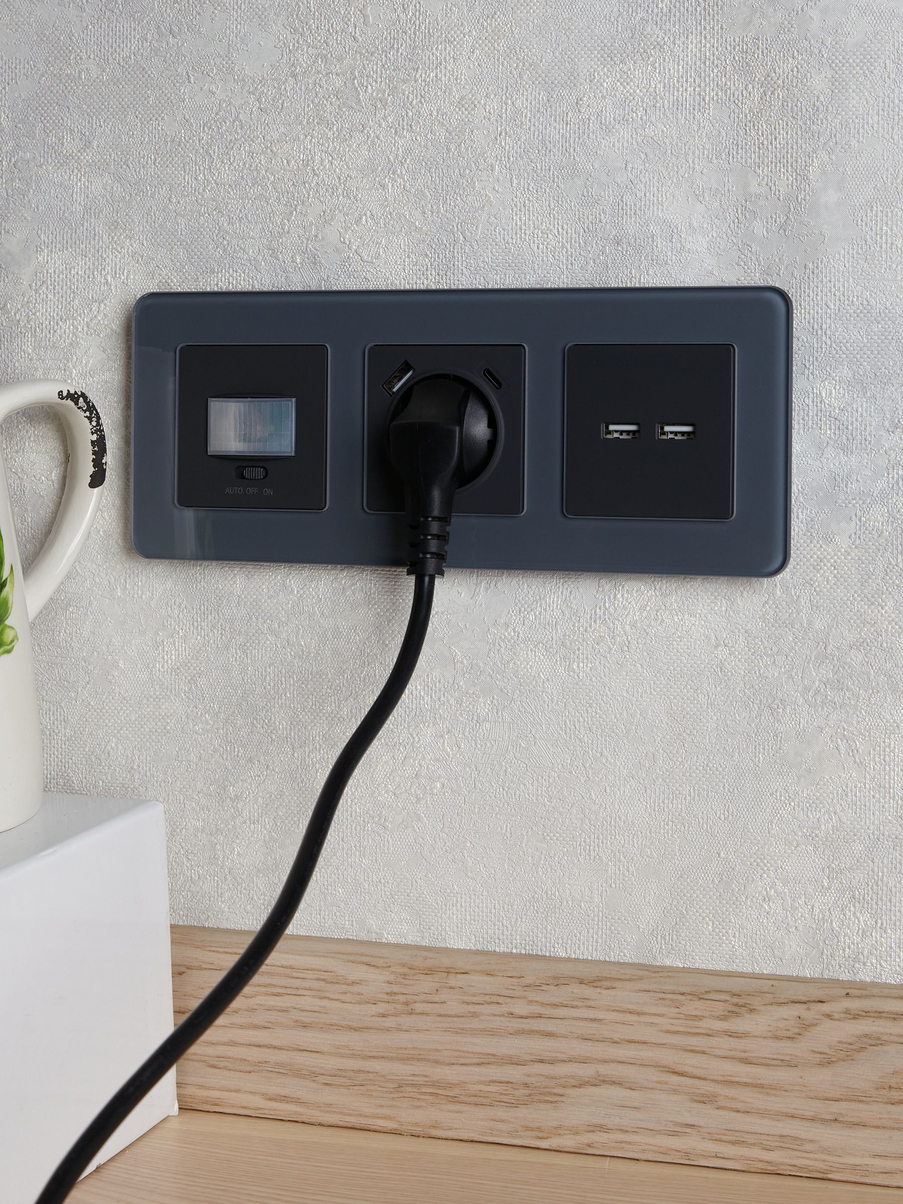 BRITE Розетка 1-местная с заземлением с защитными шторками 16А с USB A+C 18Вт РЮш11-1-БрГ графит IEK — фото