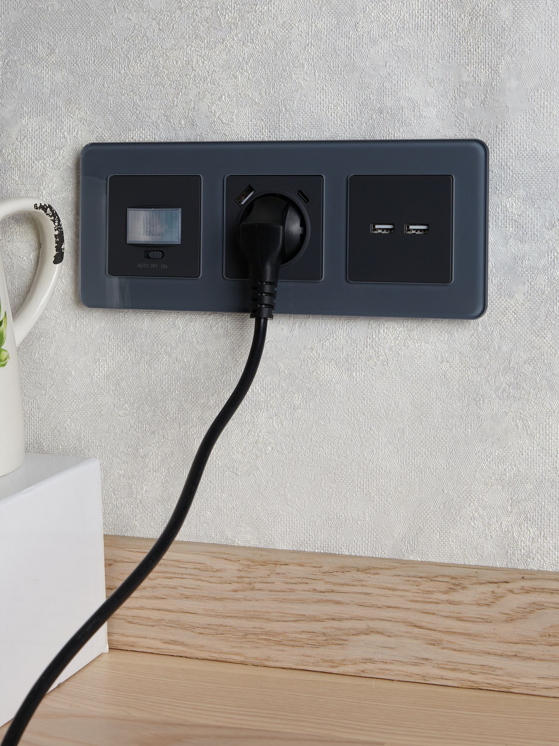 BRITE Розетка USB A+A 5В 3,1А РЮ10-1-БрГ графит IEK — фото