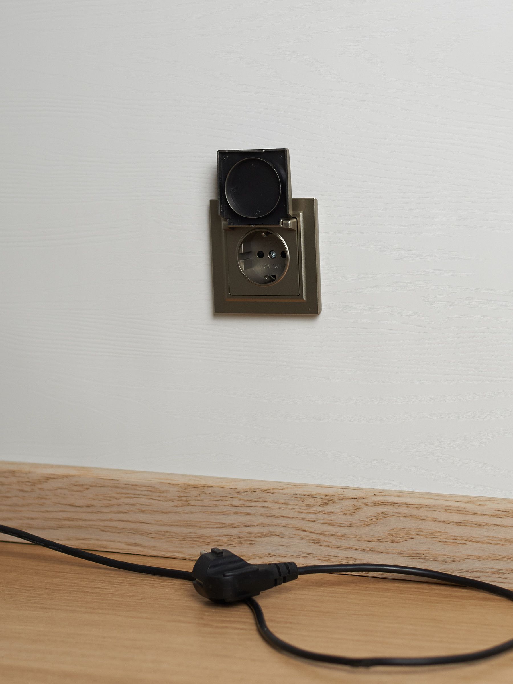 BRITE Розетка 1-местная с заземлением с защитными шторками и крышкой 16А IP44 РСбш10-3-44-БрШ шампань IEK — фото