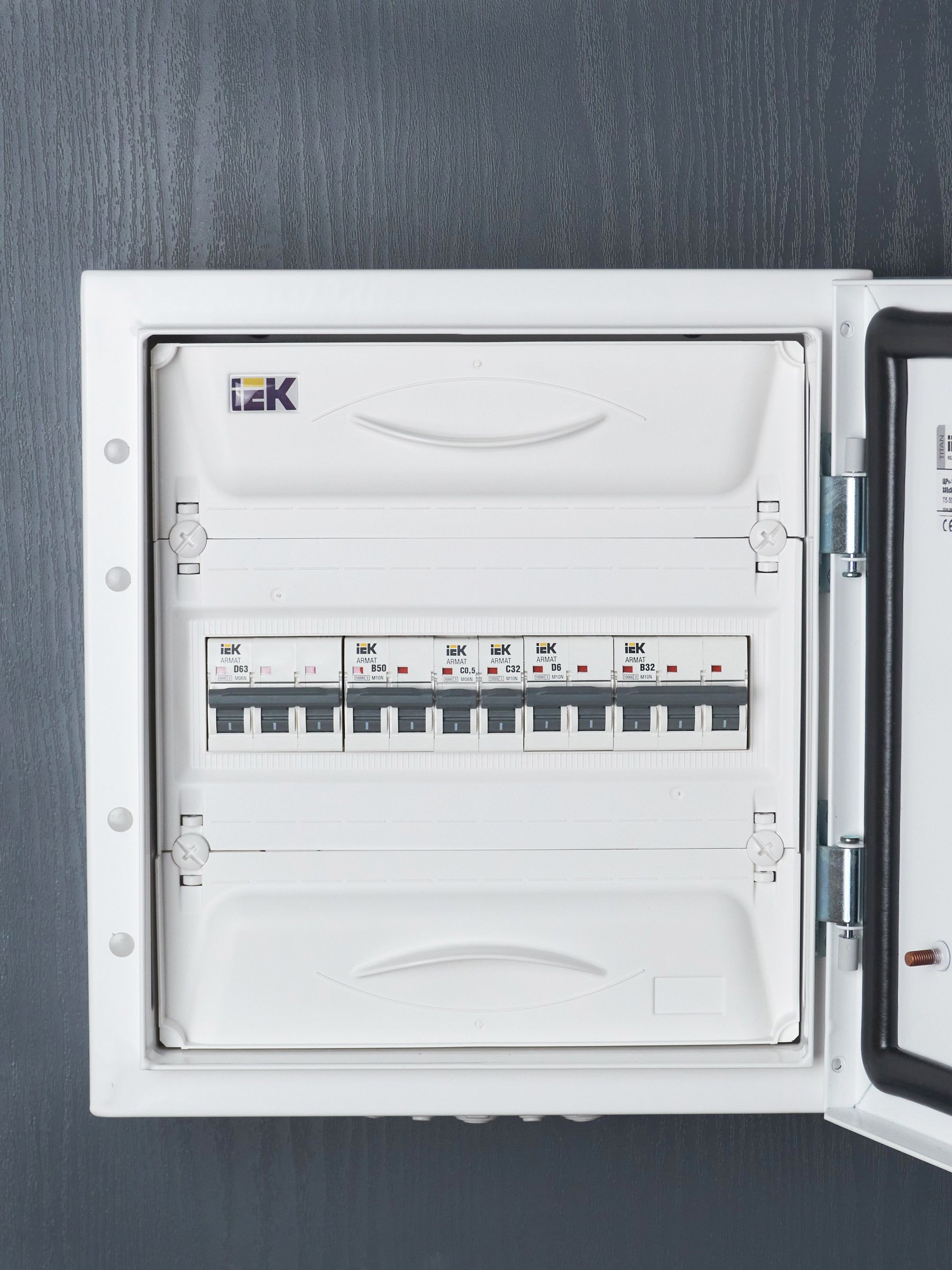 ARMAT Автоматический выключатель M10N 2P D 6А IEK — фото