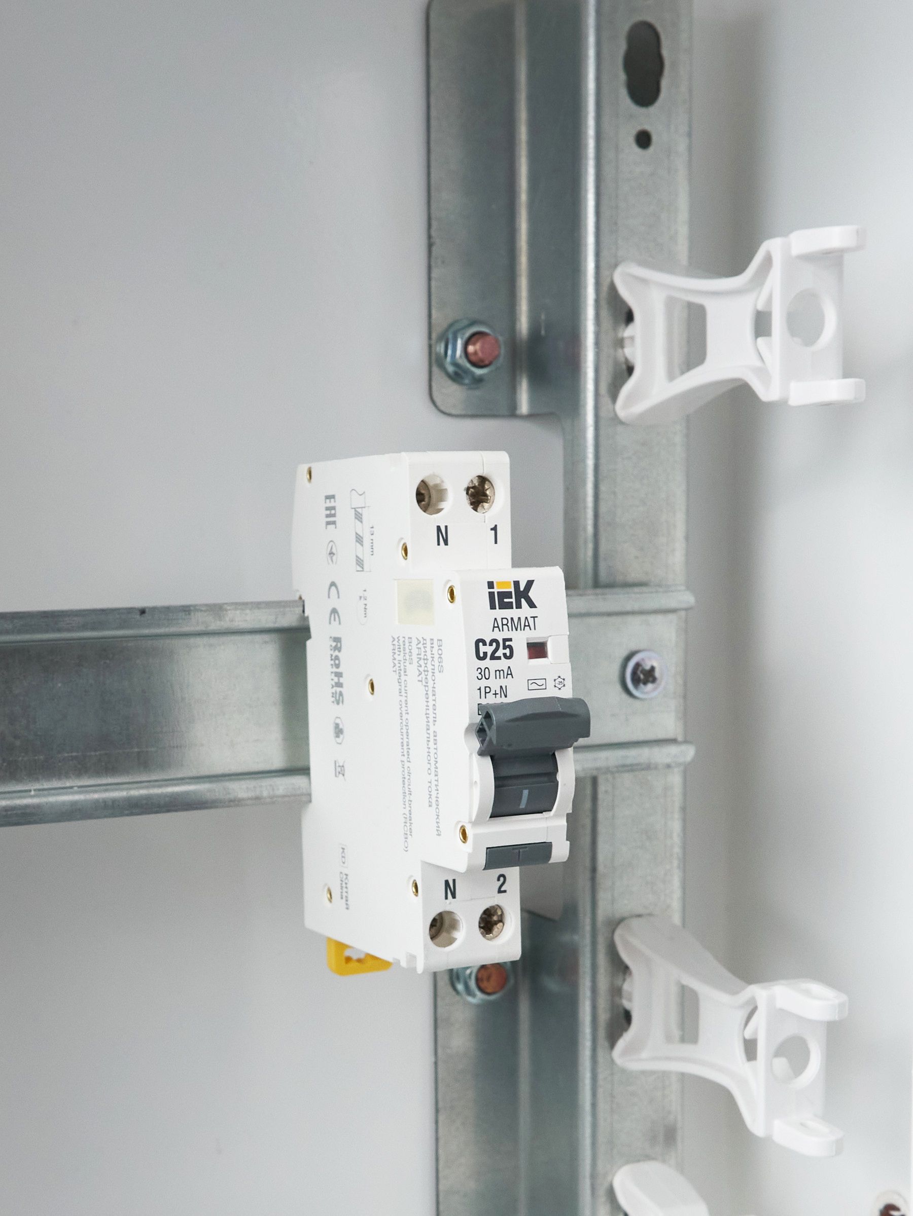 ARMAT Автоматический выключатель дифференциального тока B06S 1P+NP C25 30мА тип AC (18мм) IEK — фото