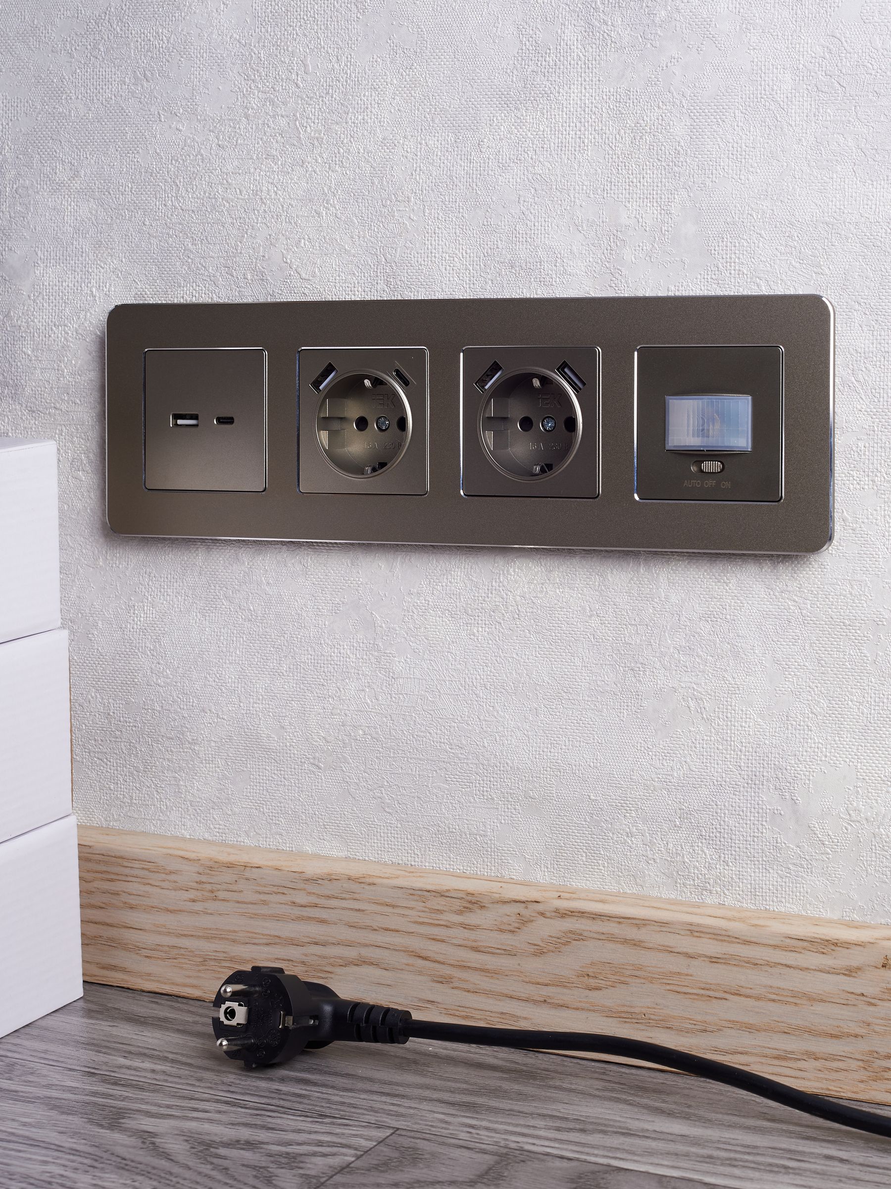 BRITE Розетка 1-местная с заземлением с защитными шторками 16А с USB A+A 5В 2,1А РЮш10-1-БрШ шампань IEK — фото