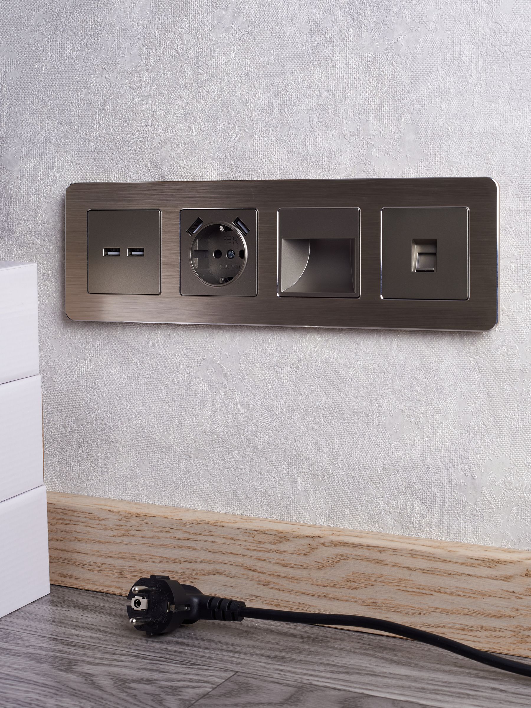 BRITE Розетка 1-местная с заземлением с защитными шторками 16А с USB A+A 5В 3,1А РЮш10-2-БрШ шампань IEK — фото