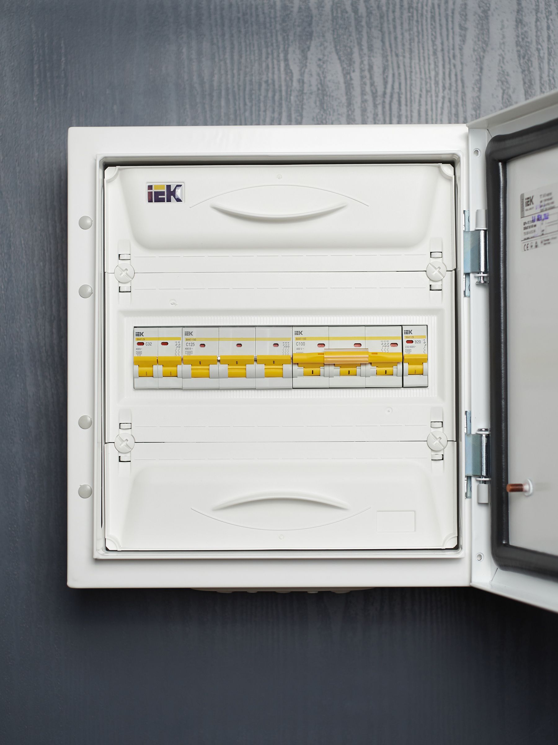 KARAT Автоматический выключатель ВА47-150 3P C 125А 15кА IEK — фото