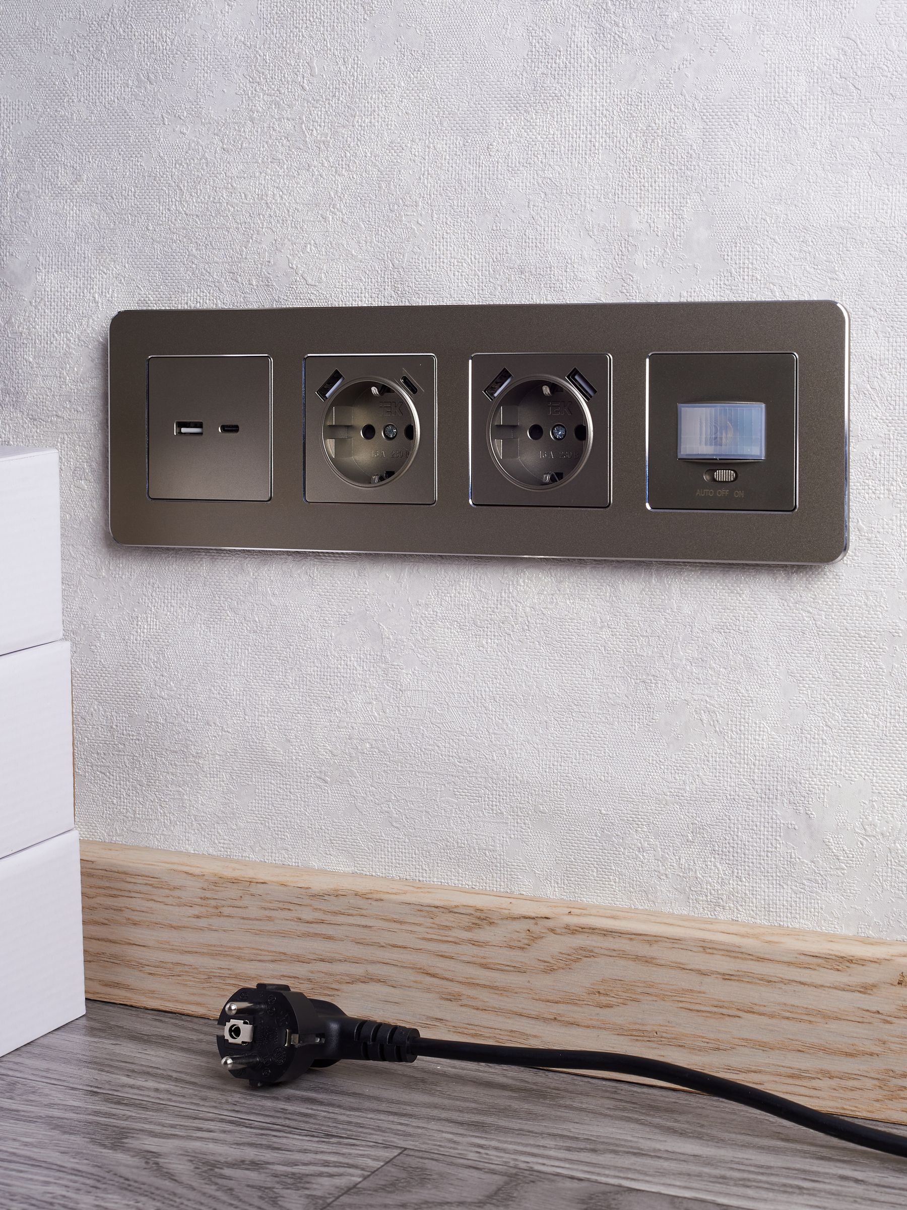 BRITE Розетка 1-местная с заземлением с защитными шторками 16А с USB A+C 18Вт РЮш11-1-БрШ шампань IEK — фото
