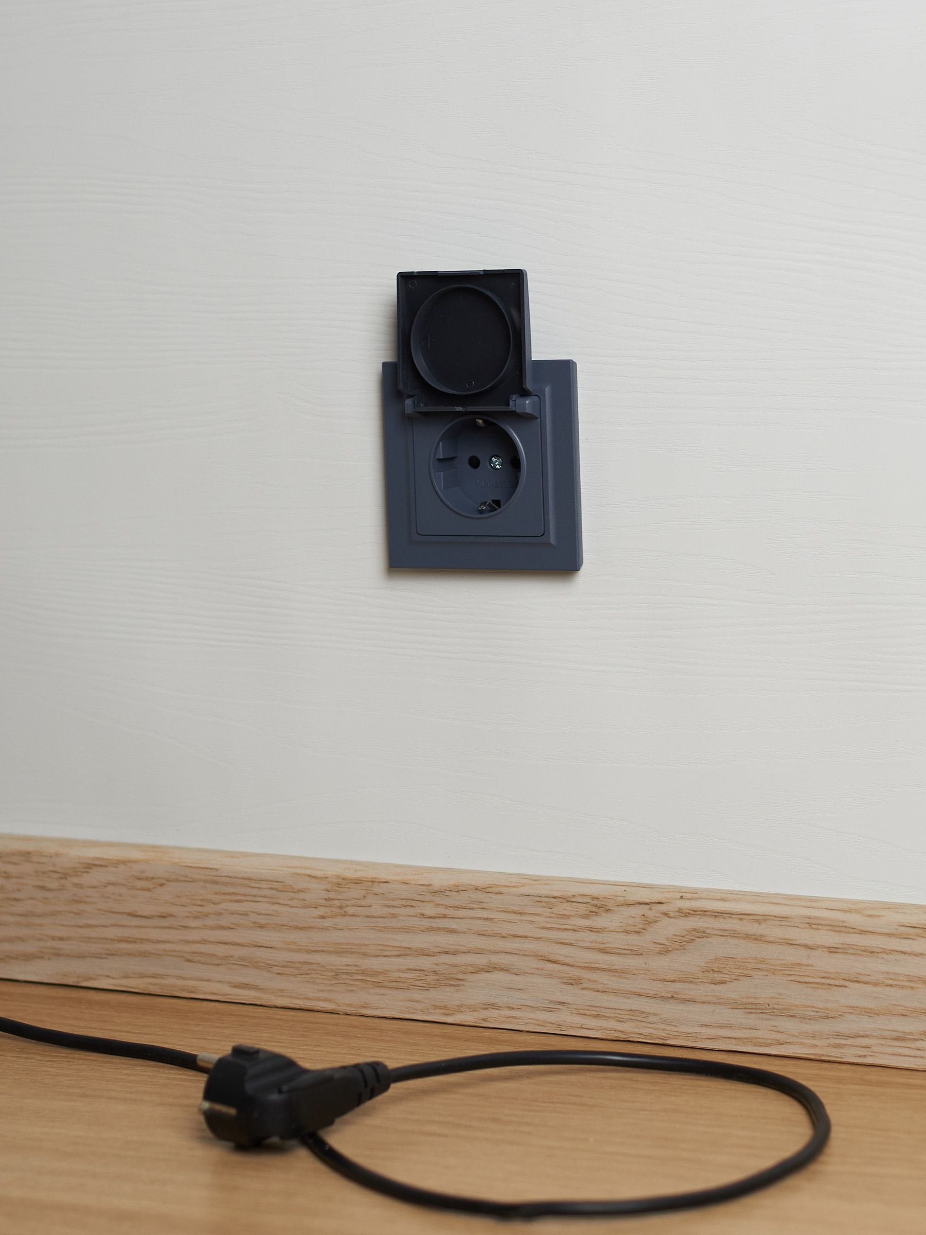 BRITE Розетка 1-местная с заземлением с защитными шторками и крышкой 16А IP44 РСбш10-3-44-БрМ маренго IEK — фото