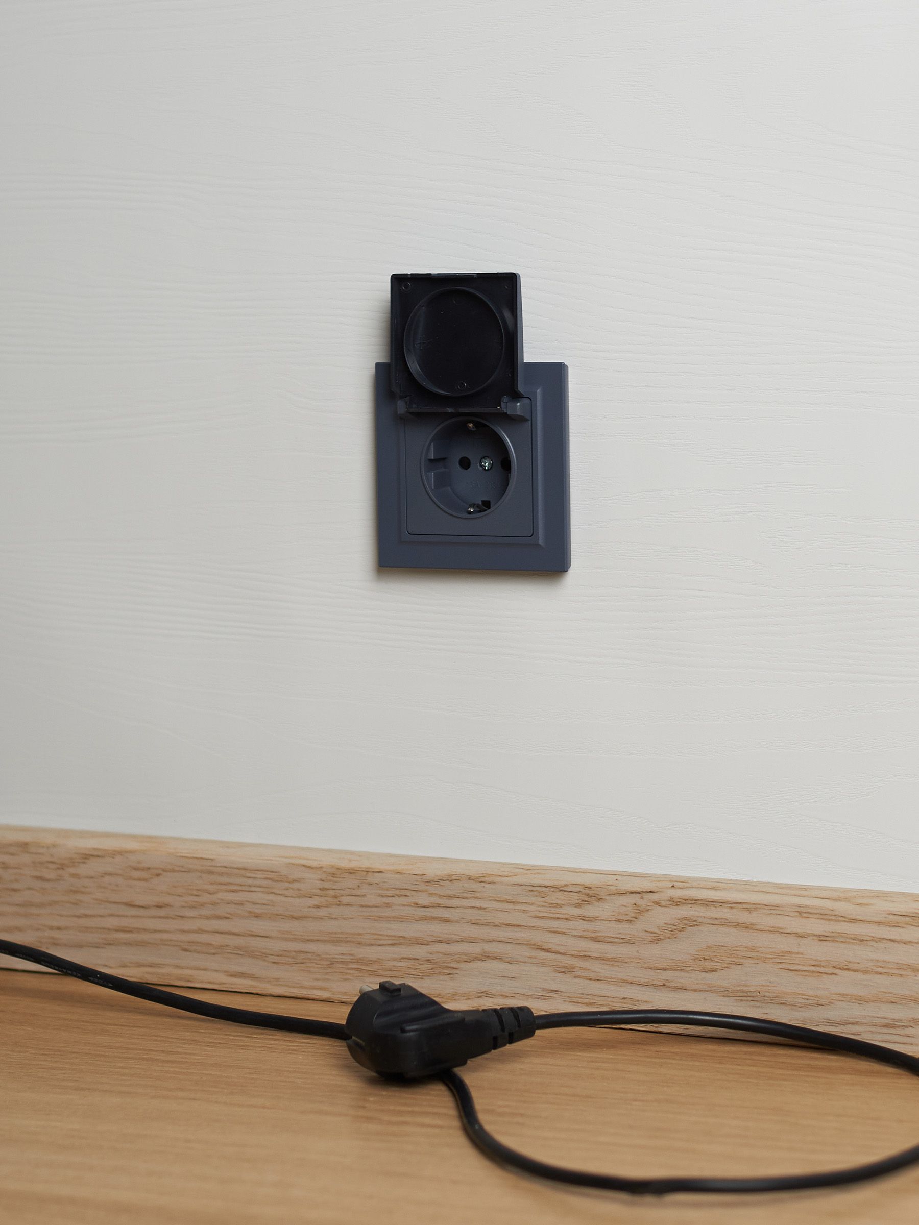 BRITE Розетка 1-местная с заземлением с защитными шторками и крышкой 16А IP20 РСбш10-3-БрМ маренго IEK — фото