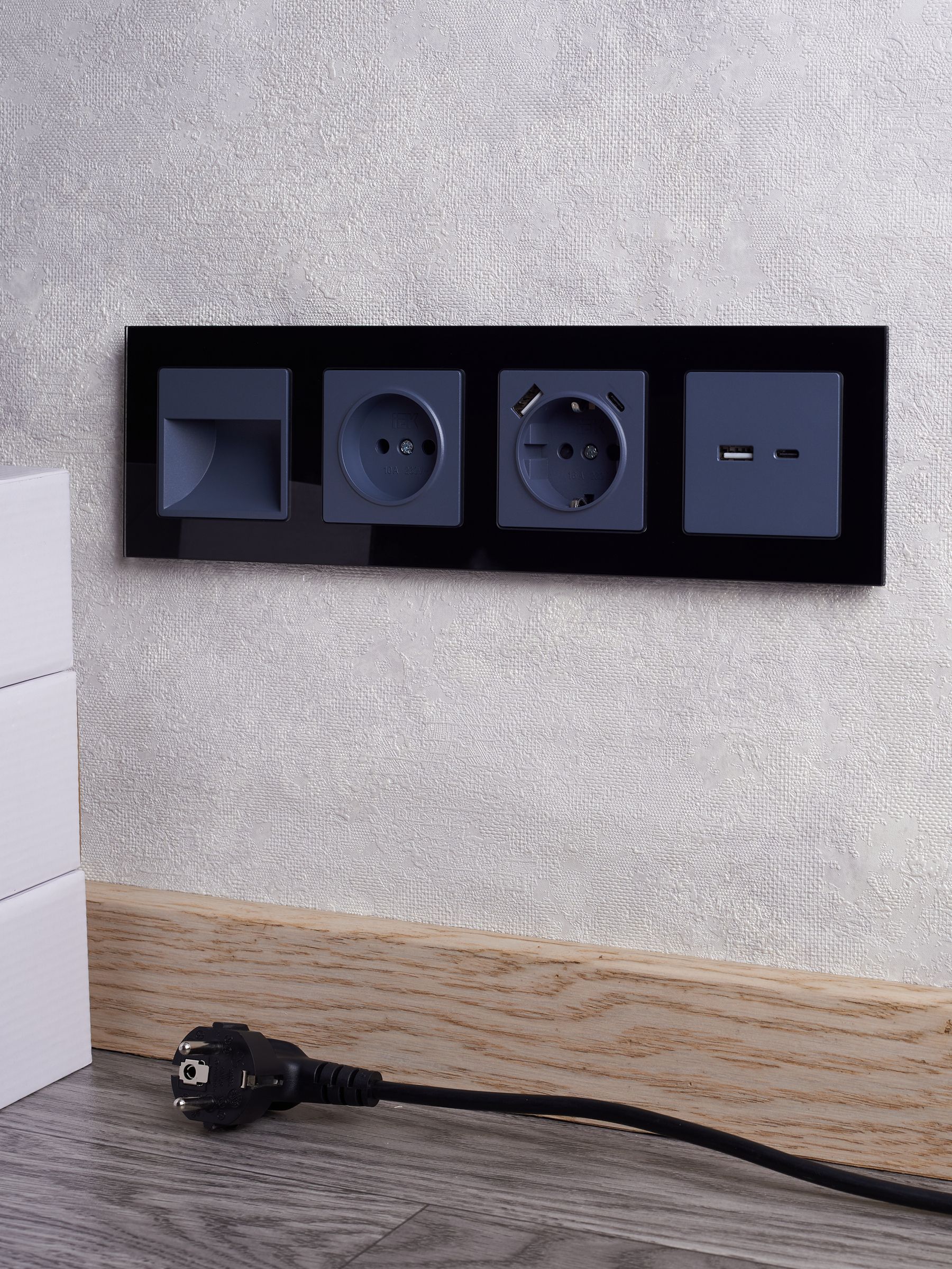 BRITE Розетка 1-местная с заземлением с защитными шторками 16А с USB A+C 18Вт РЮш11-1-БрМ маренго IEK — фото