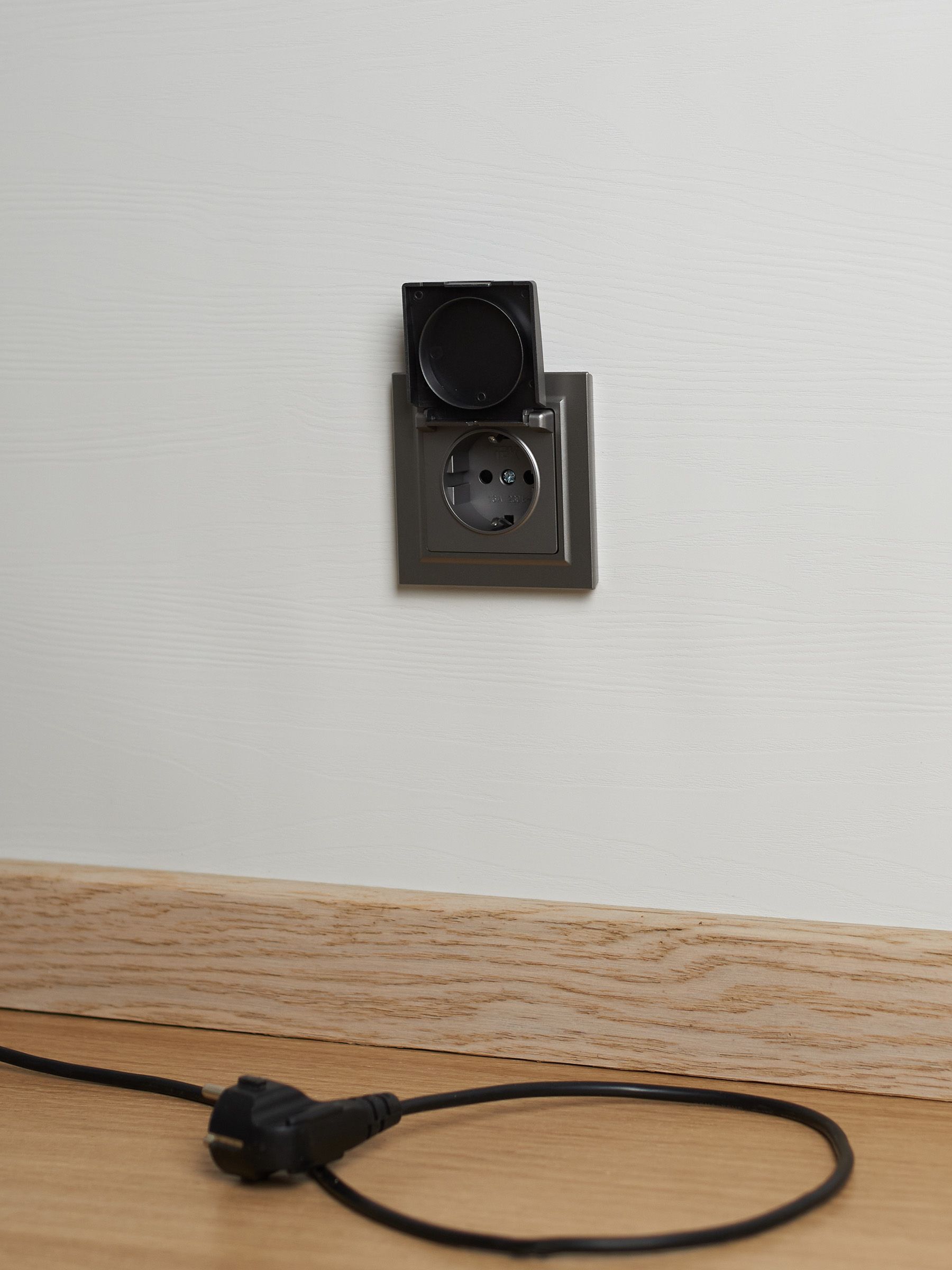 BRITE Розетка 1-местная с заземлением с защитными шторками и крышкой 16А IP44 РСбш10-3-44-БрС сталь IEK — фото