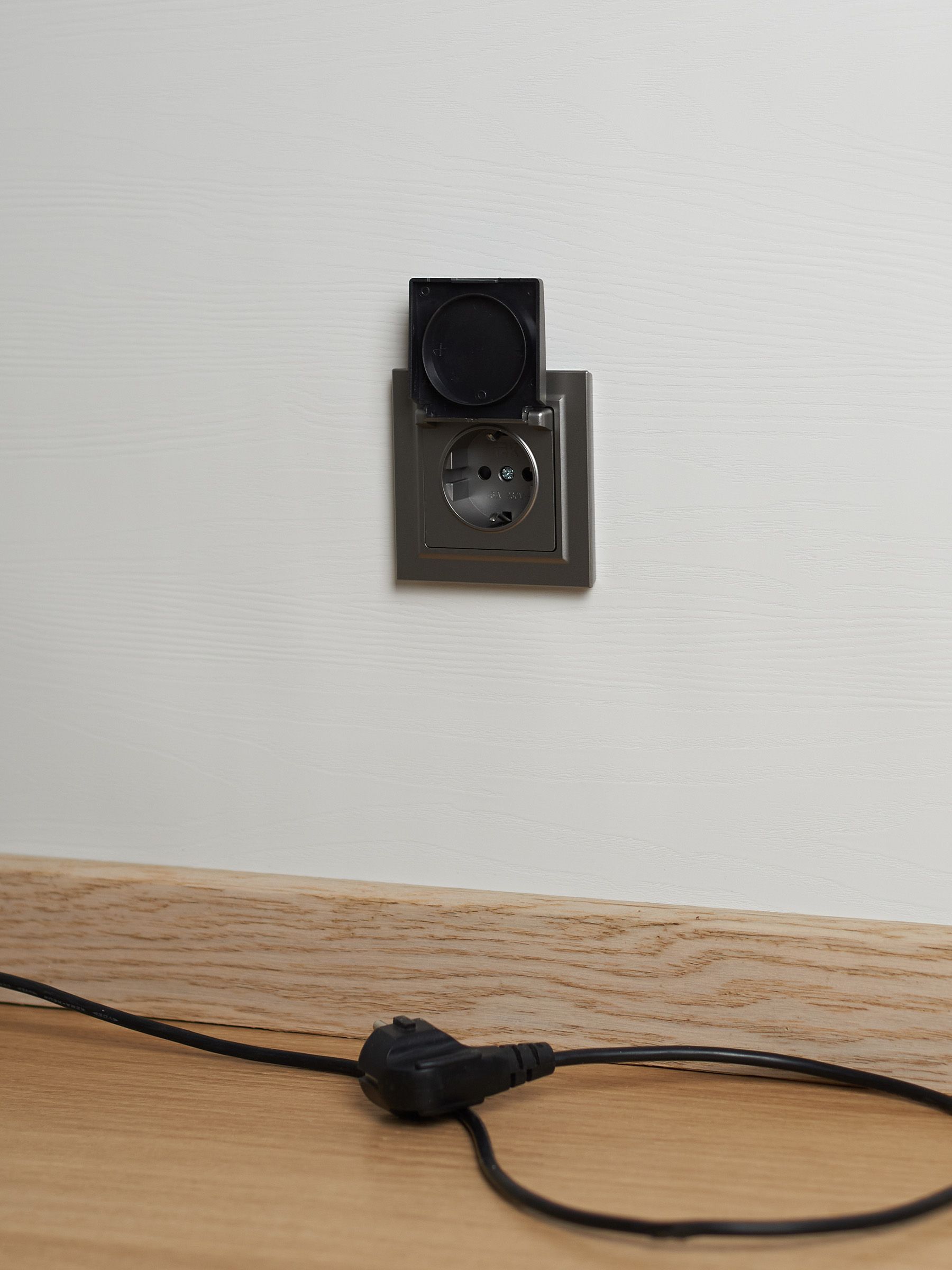 BRITE Розетка 1-местная с заземлением с защитными шторками и крышкой 16А IP20 РСбш10-3-БрС сталь IEK — фото