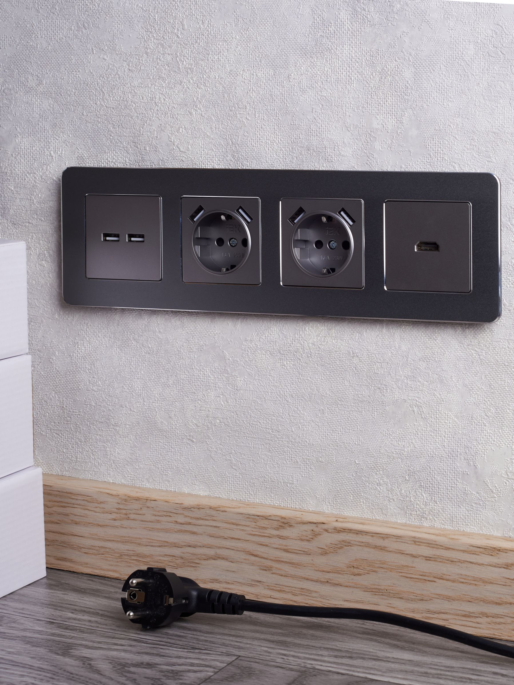 BRITE Розетка 1-местная с заземлением с защитными шторками 16А с USB A+A 5В 2,1А РЮш10-1-БрС сталь IEK — фото