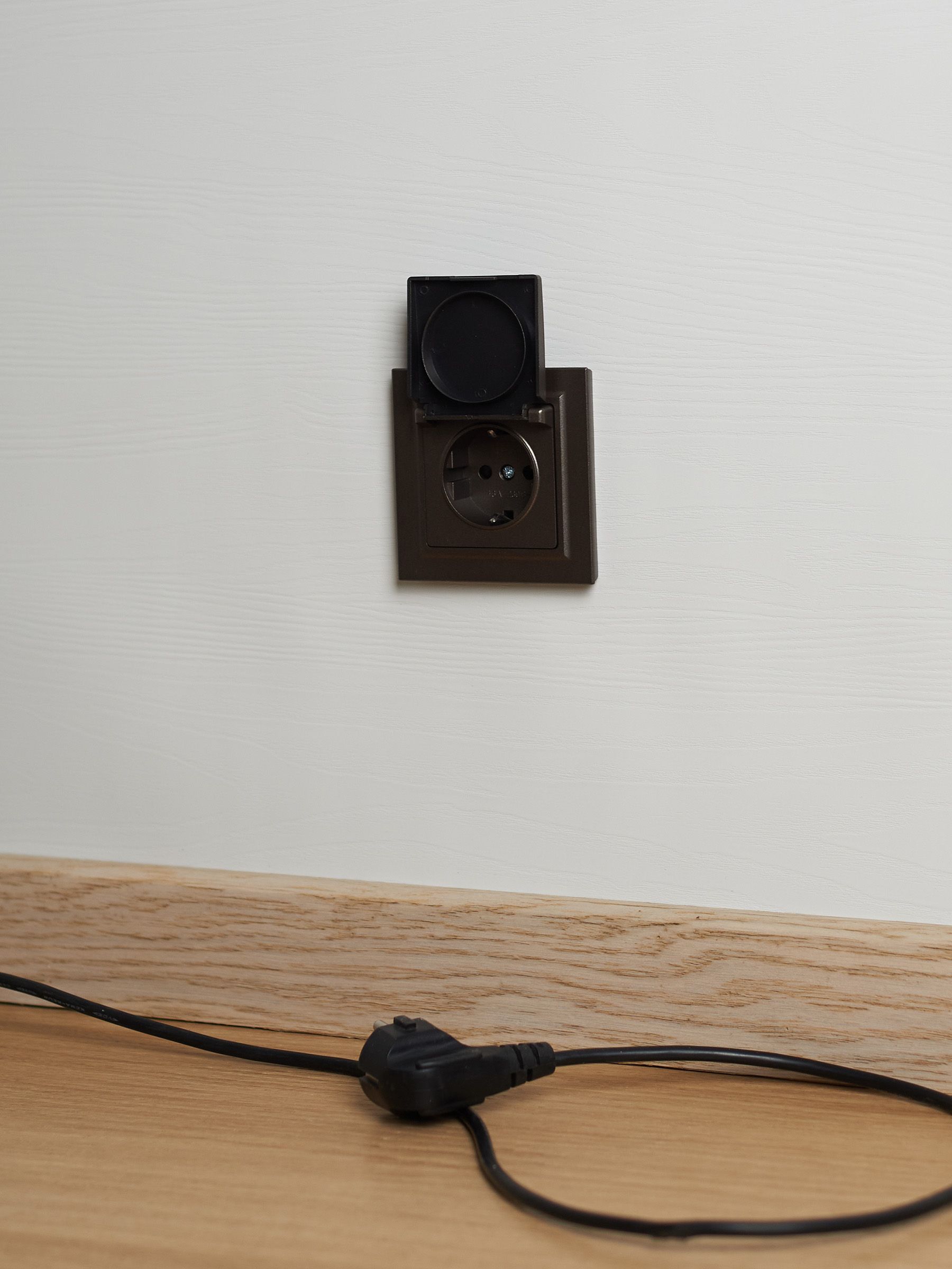 BRITE Розетка 1-местная с заземлением с защитными шторками и крышкой 16А IP44 РСбш10-3-44-БрТБ темная бронза IEK — фото