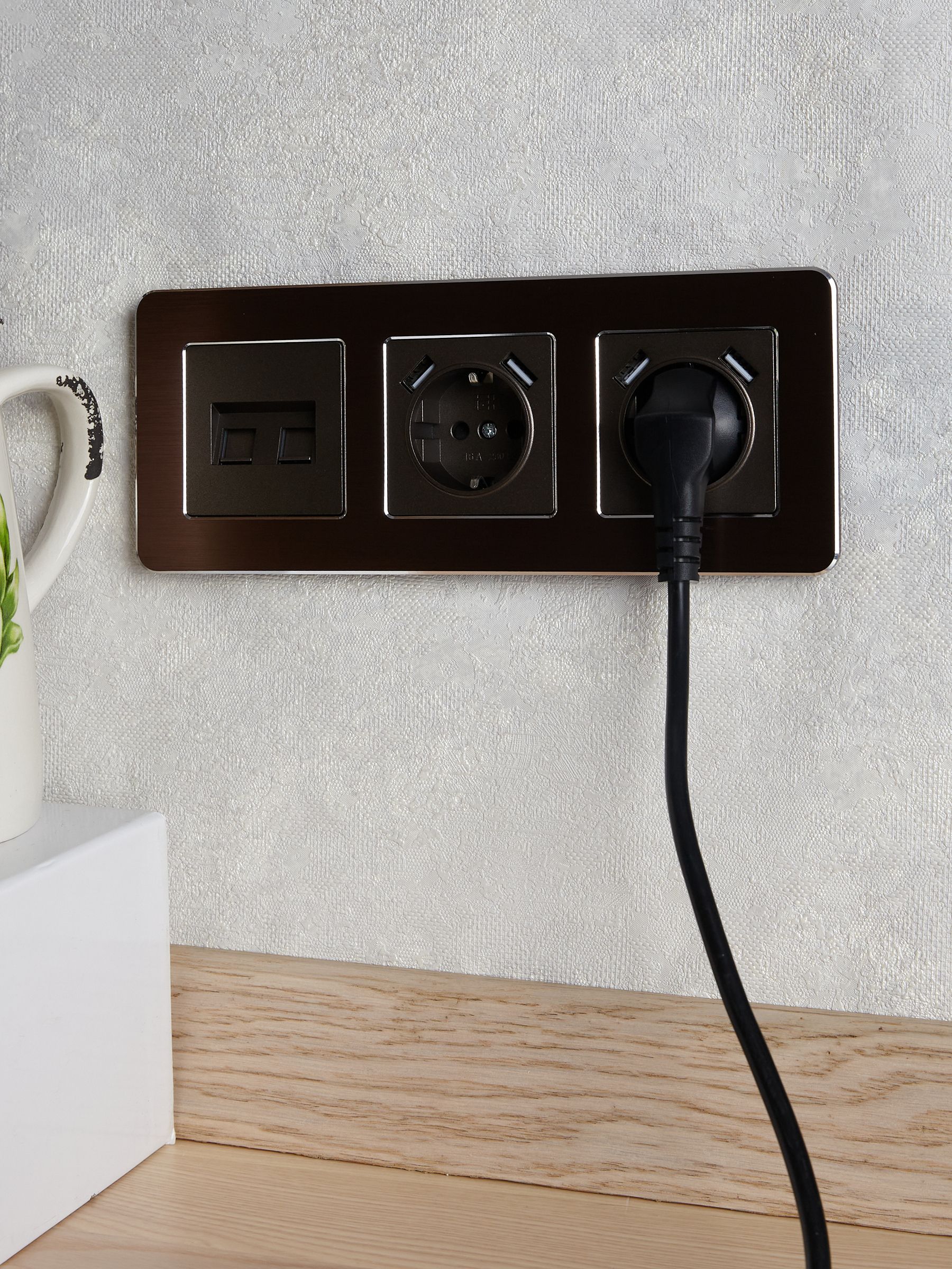 BRITE Розетка 1-местная с заземлением с защитными шторками 16А с USB A+A 5В 2,1А РЮш10-1-БрТБ темная бронза IEK — фото