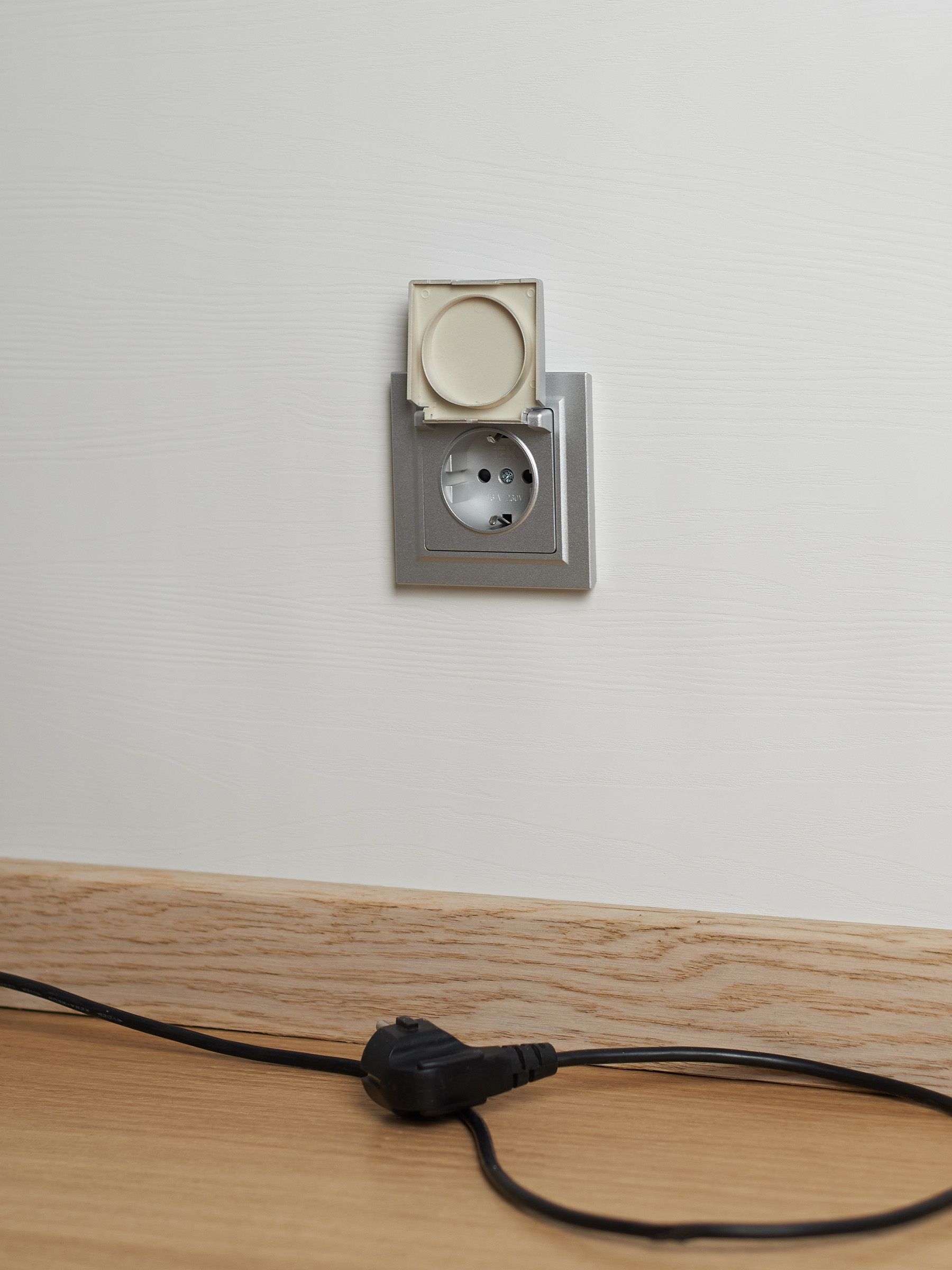 BRITE Розетка 1-местная с заземлением с защитными шторками и крышкой 16А IP44 РСбш10-3-44-БрА алюминий IEK — фото