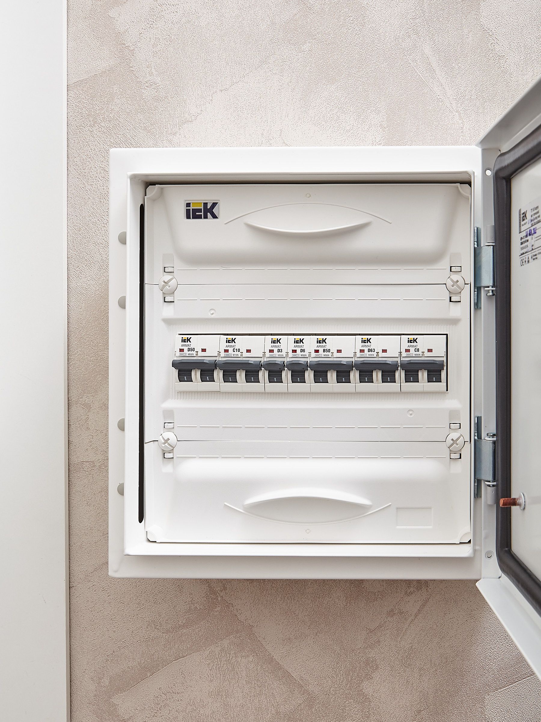 ARMAT Автоматический выключатель M06N 1P D 6А IEK — фото