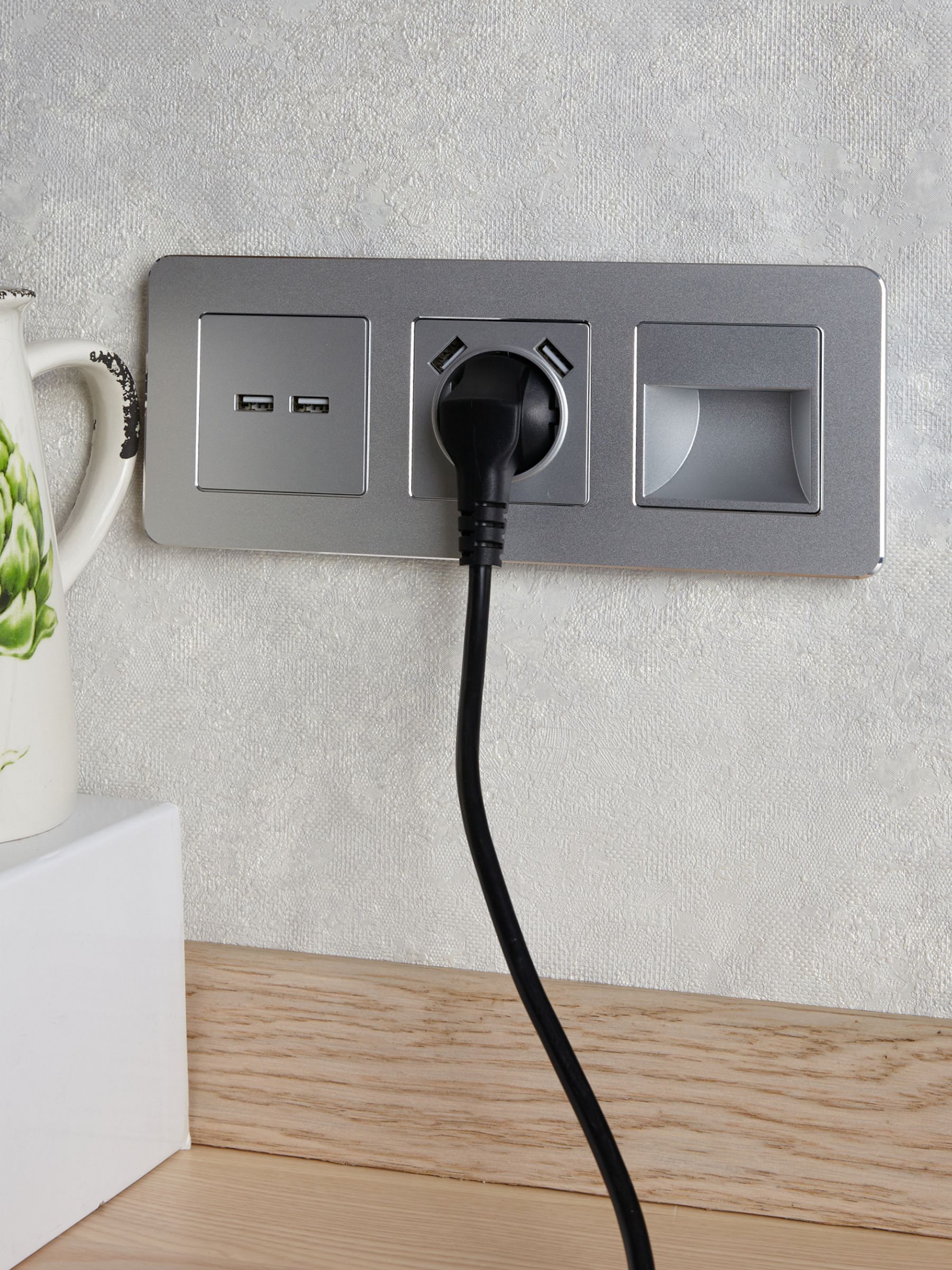 BRITE Розетка 1-местная с заземлением с защитными шторками 16А с USB A+A 5В 2,1А РЮш10-1-БрА алюминий IEK — фото