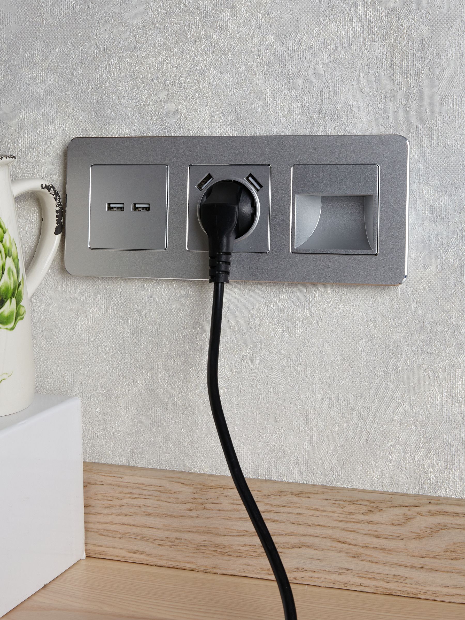 BRITE Розетка USB A+A 5В 3,1А РЮ10-1-БрА алюминий IEK — фото