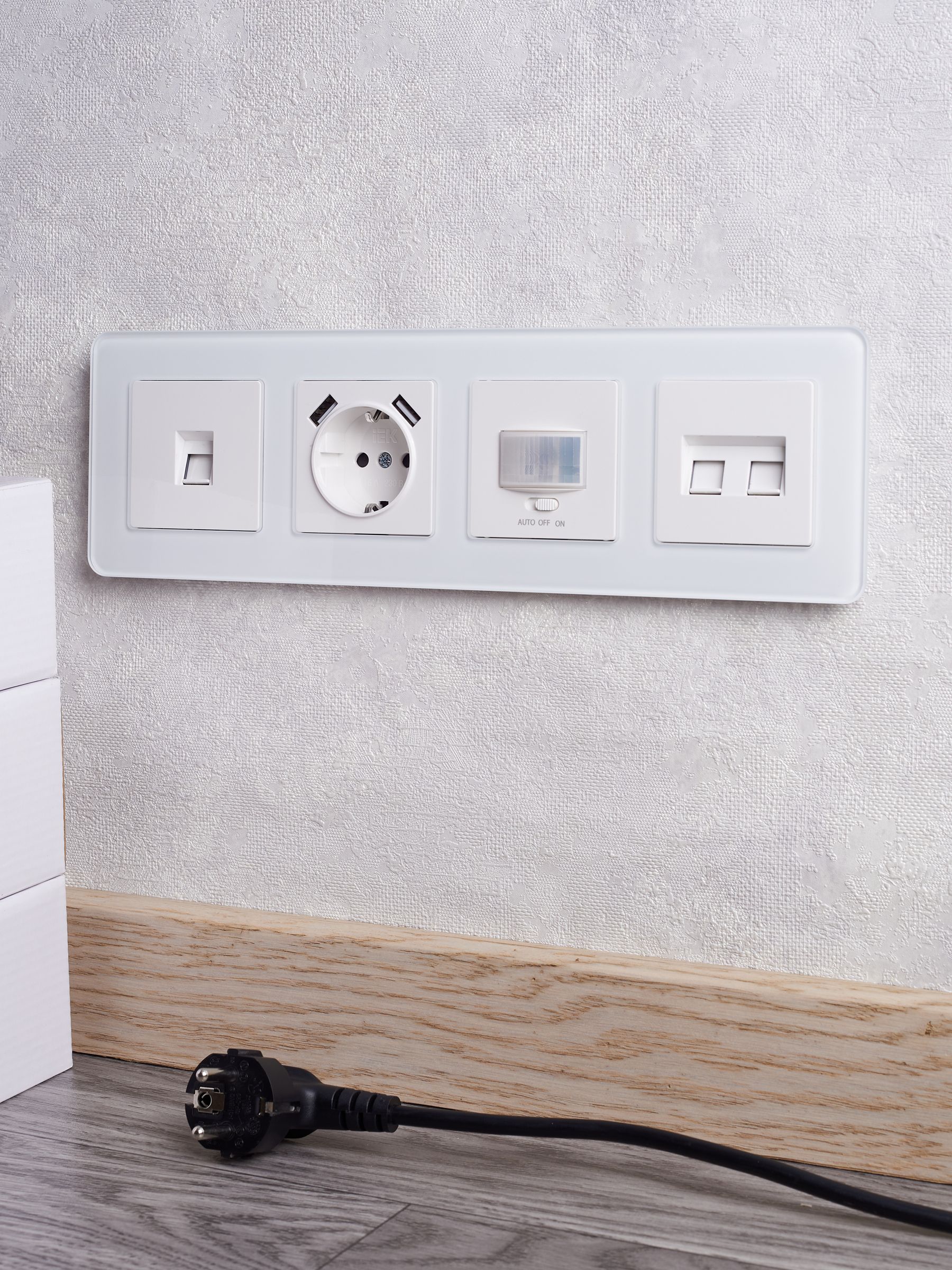 BRITE Розетка 1-местная с заземлением с защитными шторками 16А с USB A+A 5В 3,1А РЮш10-2-БрБ белый IEK — фото