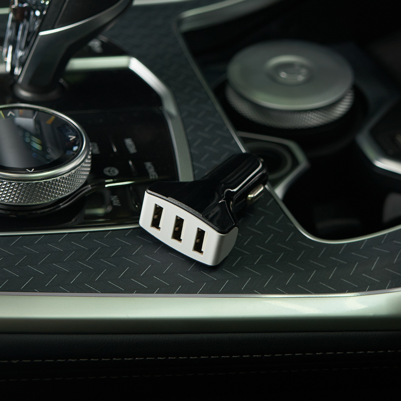 Зарядное устройство в прикуриватель 3xUSB, 1000мА, черное REXANT — фото