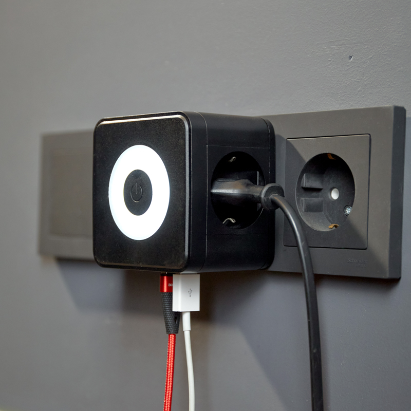 Двойник электрический Куб 16А с/з, 2 разъема USB-A 2,4А, 1 разъем USB-C 3А, с ночной подсветкой, черный REXANT — фото