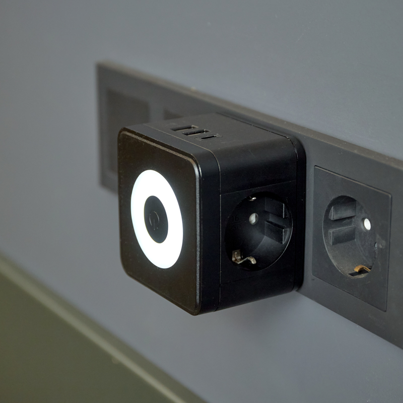 Двойник электрический Куб 16А с/з, 2 разъема USB-A 2,4А, 1 разъем USB-C 3А, с ночной подсветкой, черный REXANT — фото
