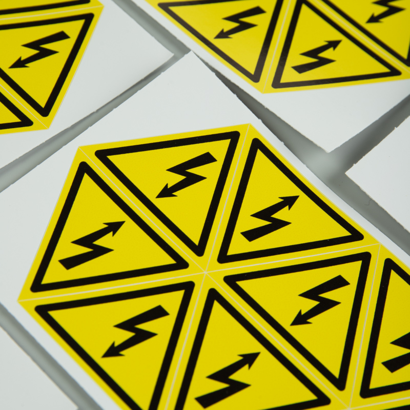 Наклейка знак электробезопасности «Опасность поражения электротоком» 50х50х50мм 50 шт. REXANT — фото