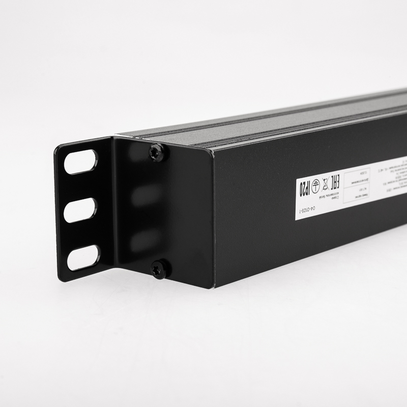 Блок распределения питания PDU горизонтальный 1U 9 розеток СЕЕ 7/4 Schuko 16A без выкл алюм корп шнур 2м вилка СЕЕ 7/7 Schuko черный REXANT — фото