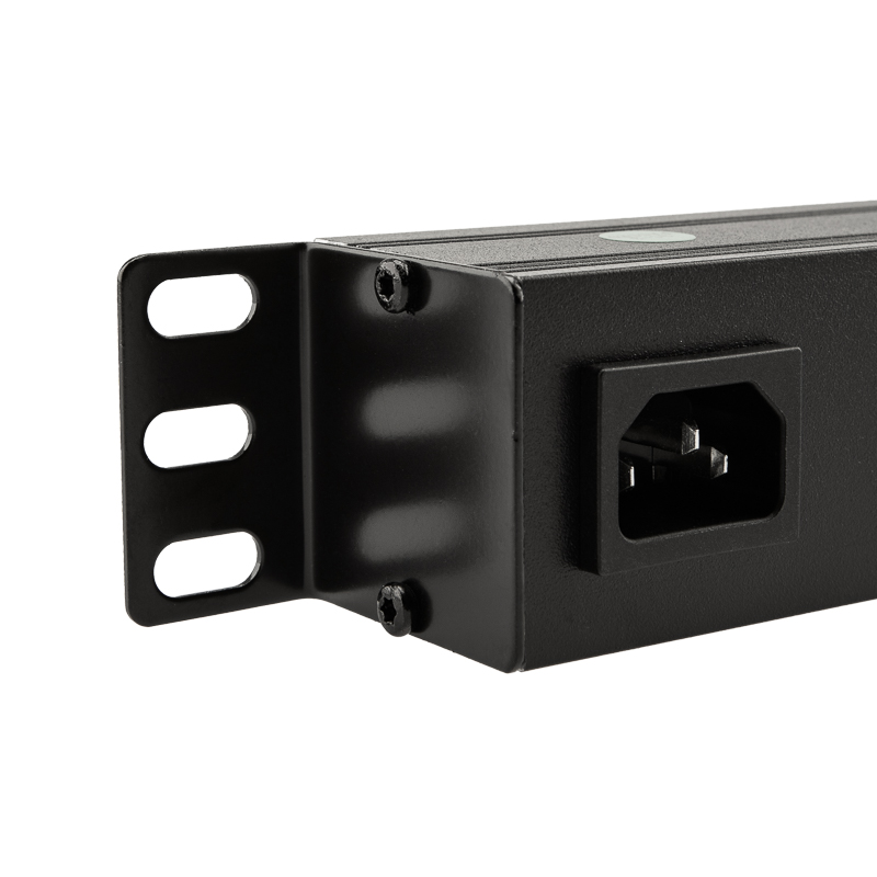 Блок распределения питания PDU горизонтальный 1U 8 розеток СЕЕ 7/4 Schuko 10A выкл алюм корп гнездо C14 черный REXANT — фото