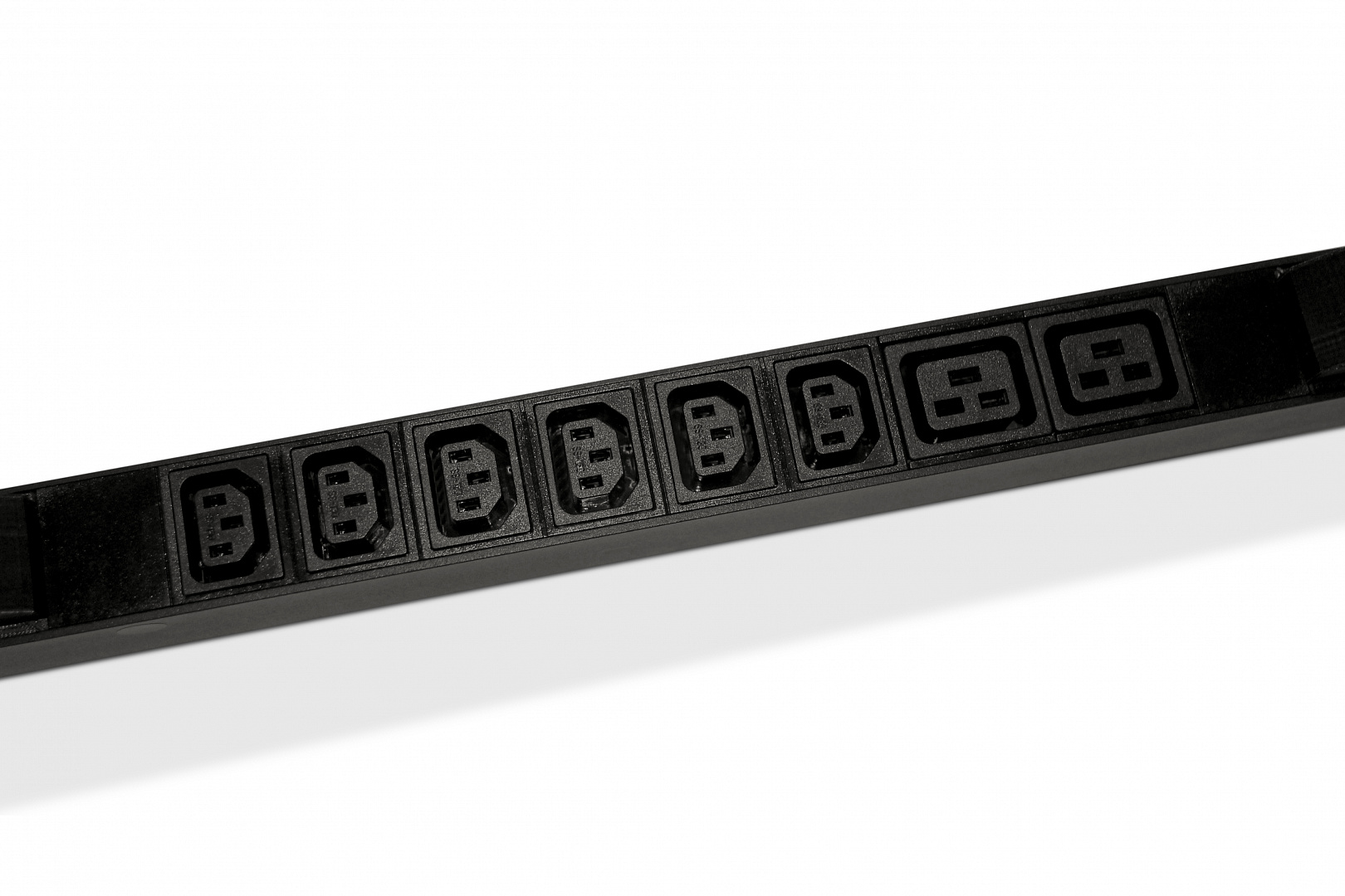 Hyperline SHE-18IEC-6BIEC-3V-3PVR Блок розеток, вертикальный, 3 блока по 6 розеток IEC320 С13 + 2 розетки IEC320 С19 + авт. выключатель, кабель питания 3м (5х6.0мм2) с вилкой IEC 60309 32A (3P+N+E), 380В, 1556х44.4х44.4мм (ДхШхВ), корпус алюминий, черный