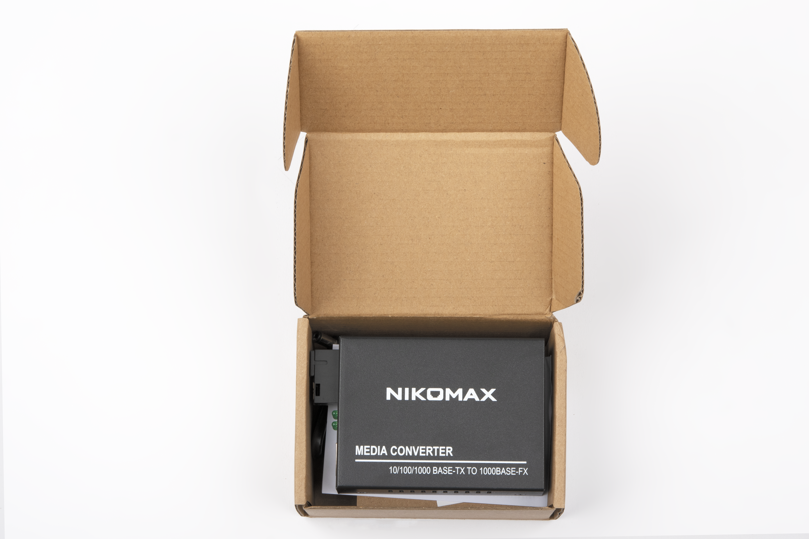 Медиаконвертер неуправляемый NIKOMAX, UTP 10/100/1000 Мбит/с, SM, SC, без LFP, Tx:1310/Rx:1550 нм, 18 дБ (до 20 км), 5В/1А — фото