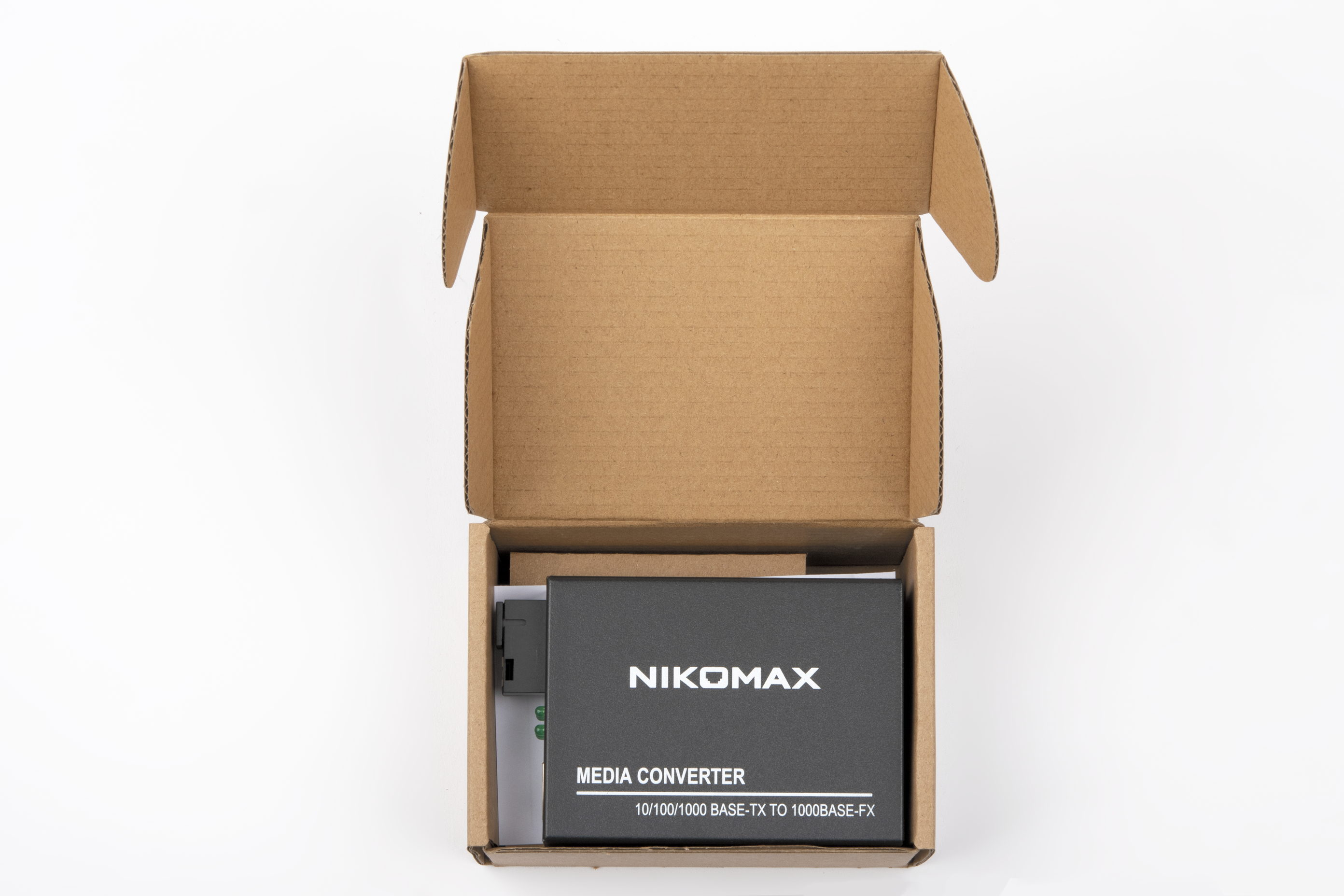 Медиаконвертер неуправляемый NIKOMAX, UTP 10/100/1000 Мбит/с, SM, SC, без LFP, Tx:1550/Rx:1310 нм, 18 дБ (до 20 км), 5В/1А — фото