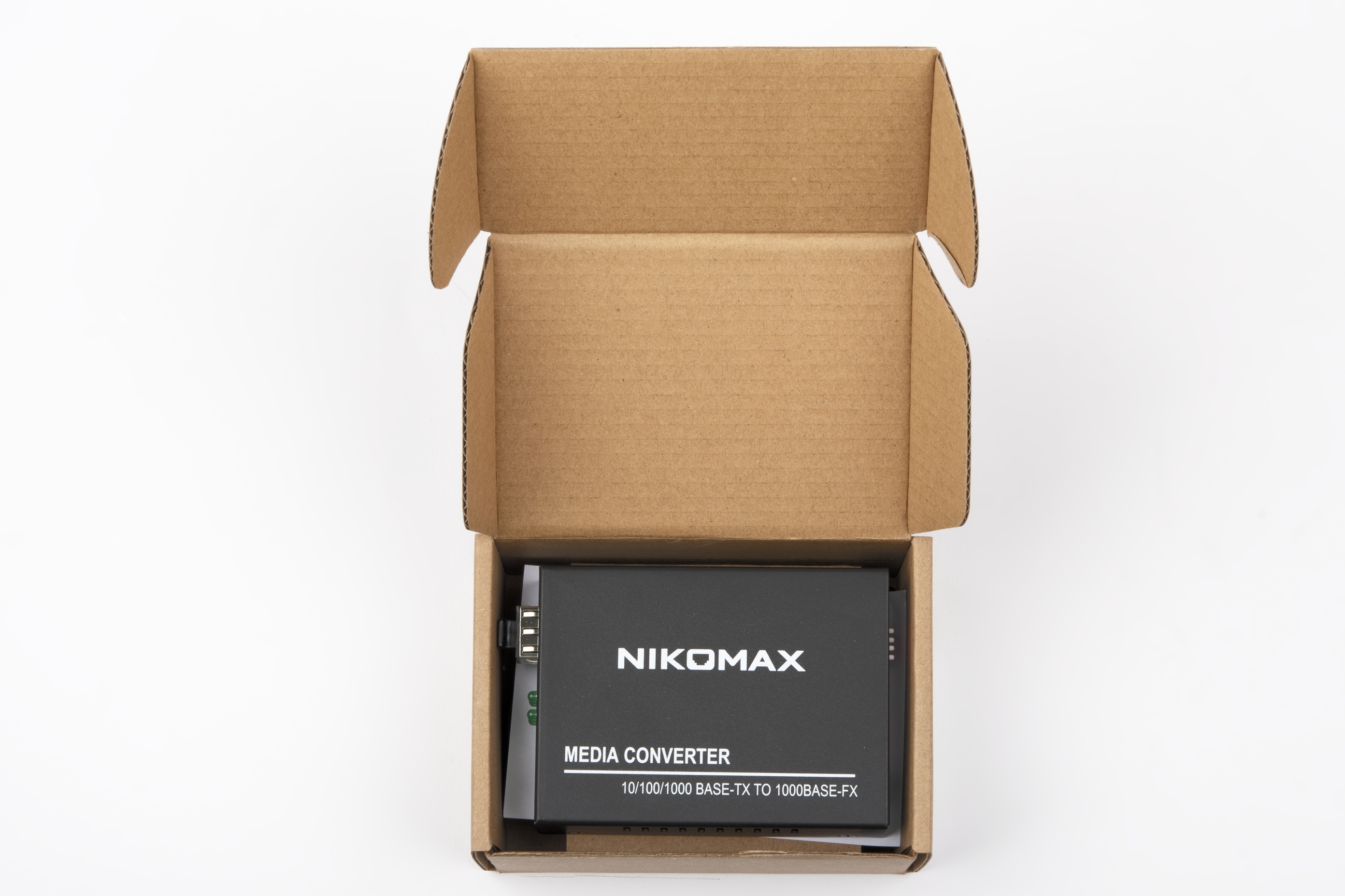 Медиаконвертер неуправляемый NIKOMAX, UTP 10/100/1000 Мбит/с, SFP 1000 Мбит/с, LFP, 5В/1А — фото